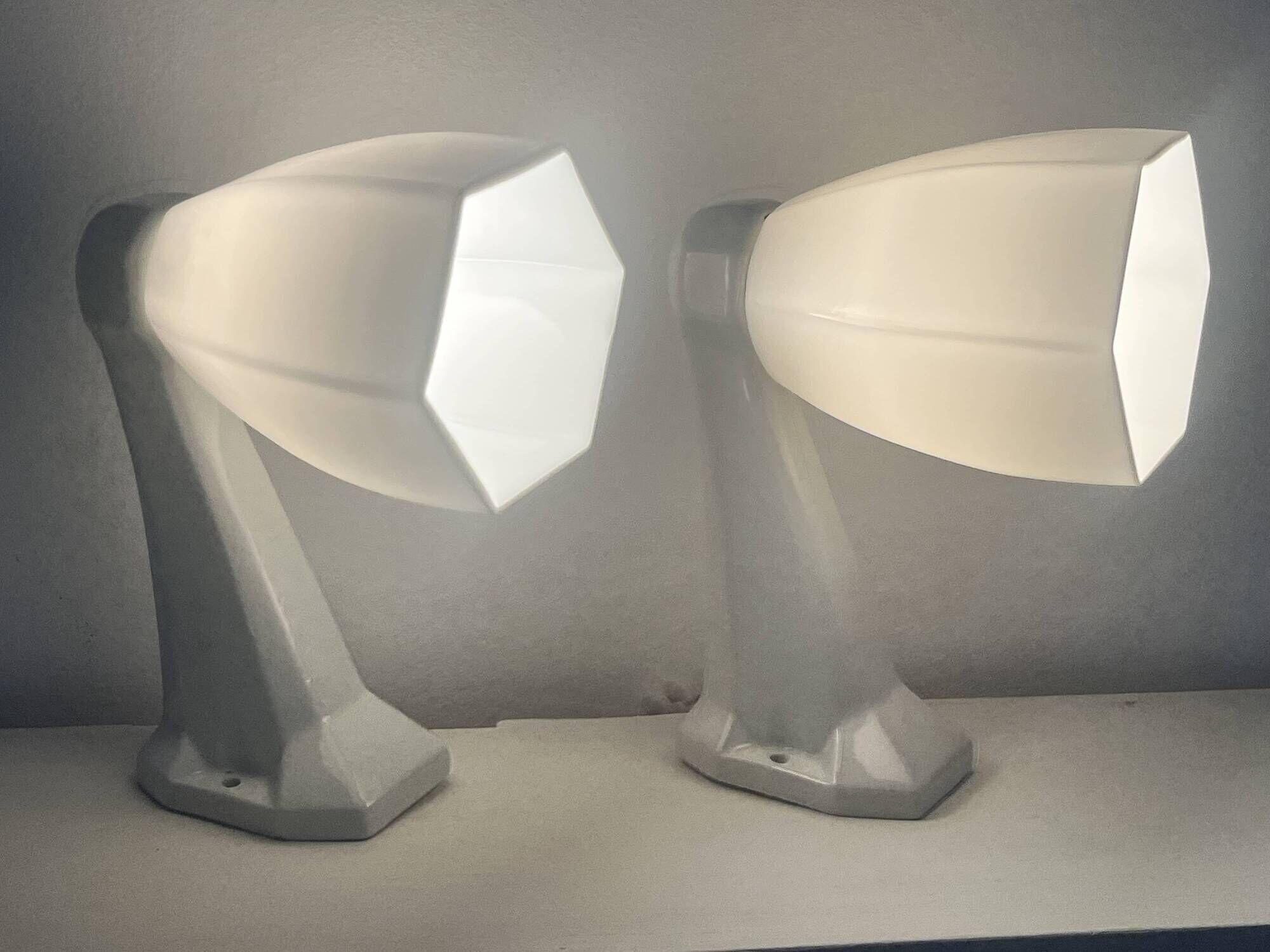 Pair of Art Deco wall sconces in ceramic and opaline.