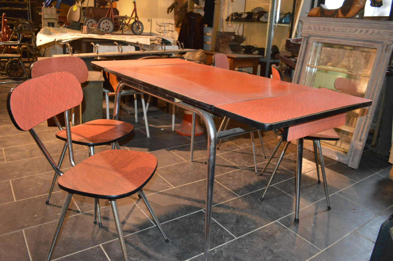 Set table and 4 chairs in the 1960s formica