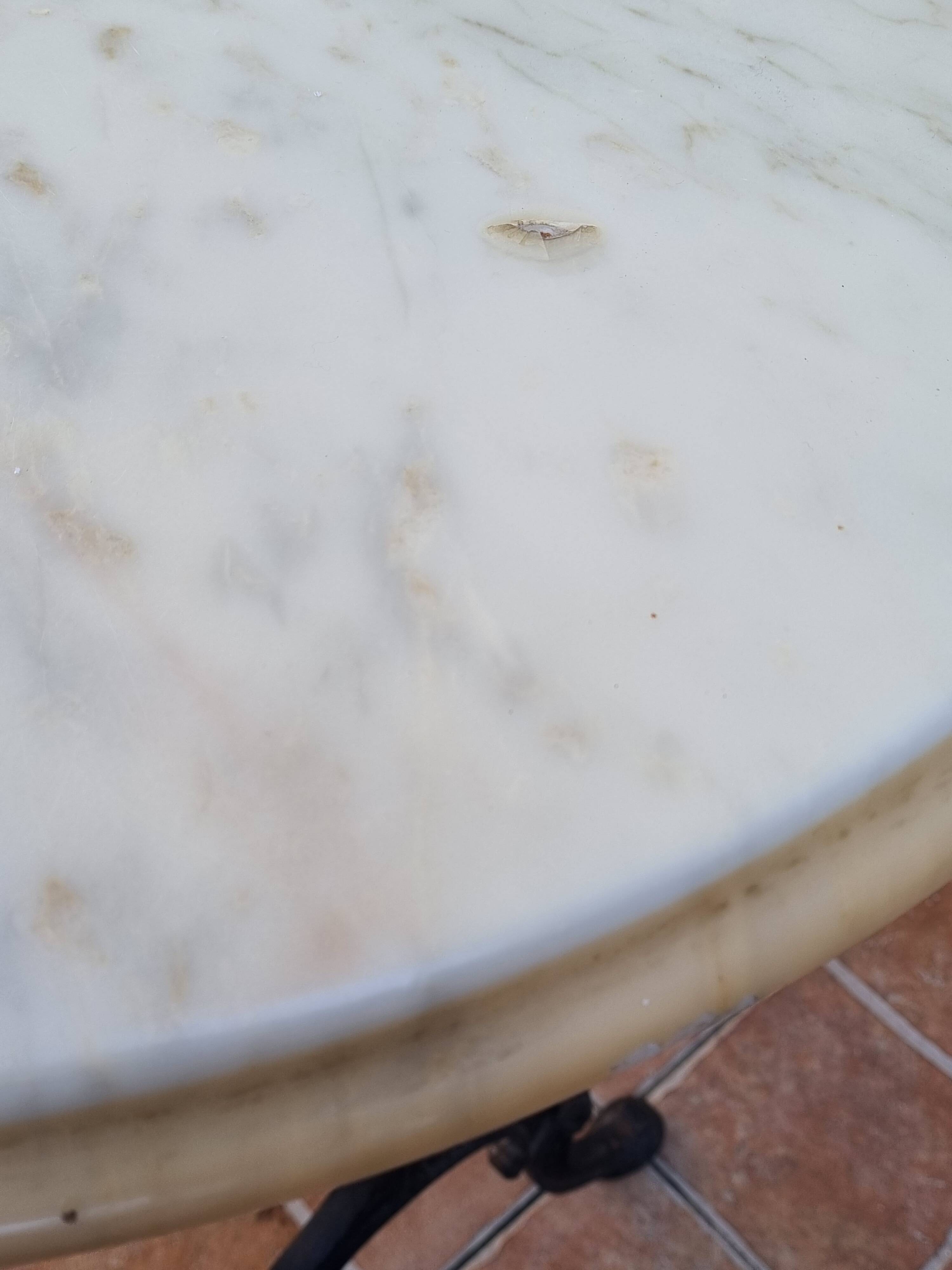 Table en marbre avec piétement en fonte de fer Lafa Aurillac France, 120 cm