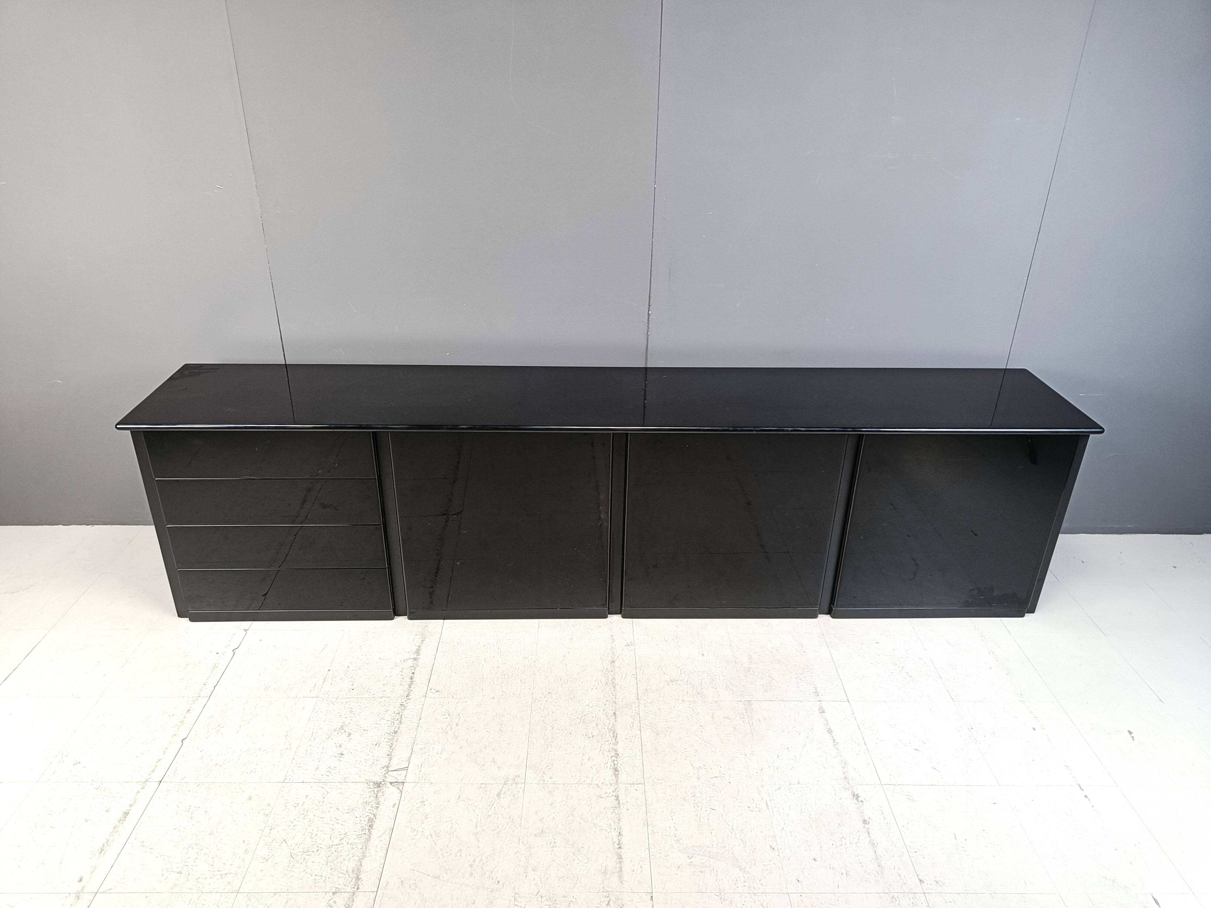 Grand buffet vintage laqué noir, années 70