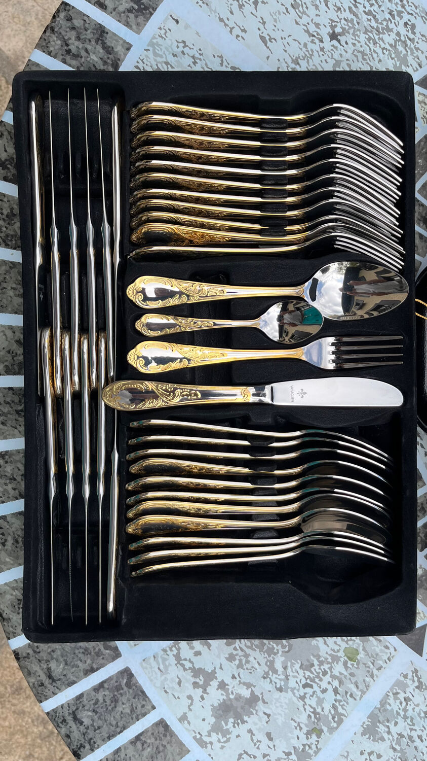 Varaguen 70-piece 23-carat gold-plated cutlery set