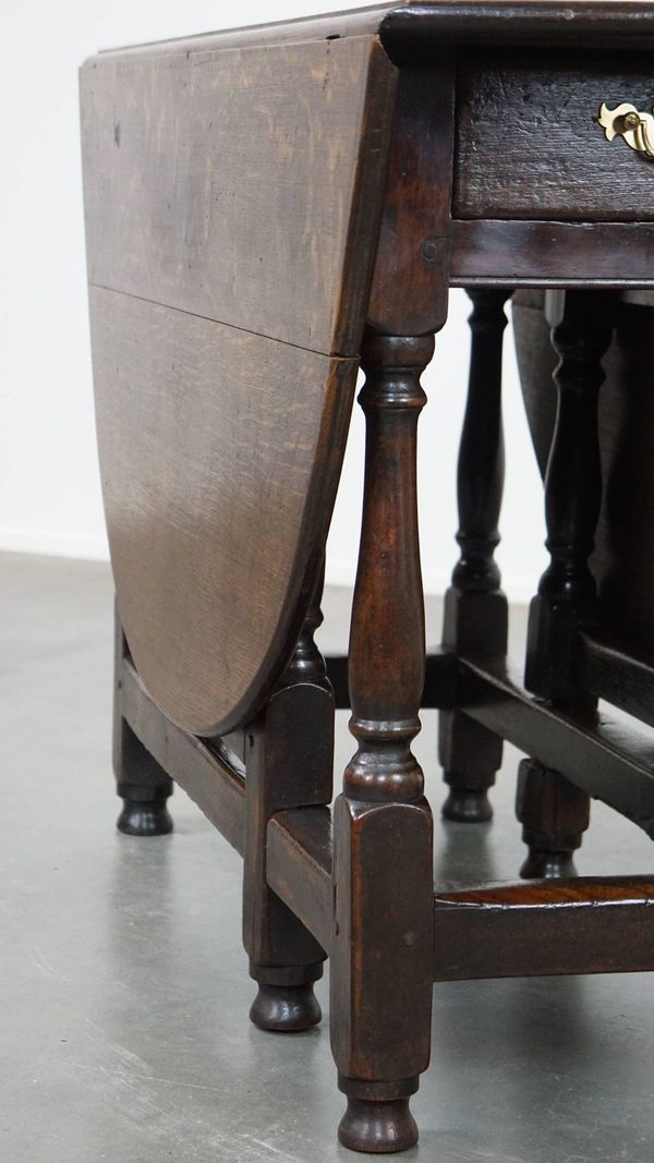 Très belle table à rabats en chêne anglais antique avec une excellente patine.