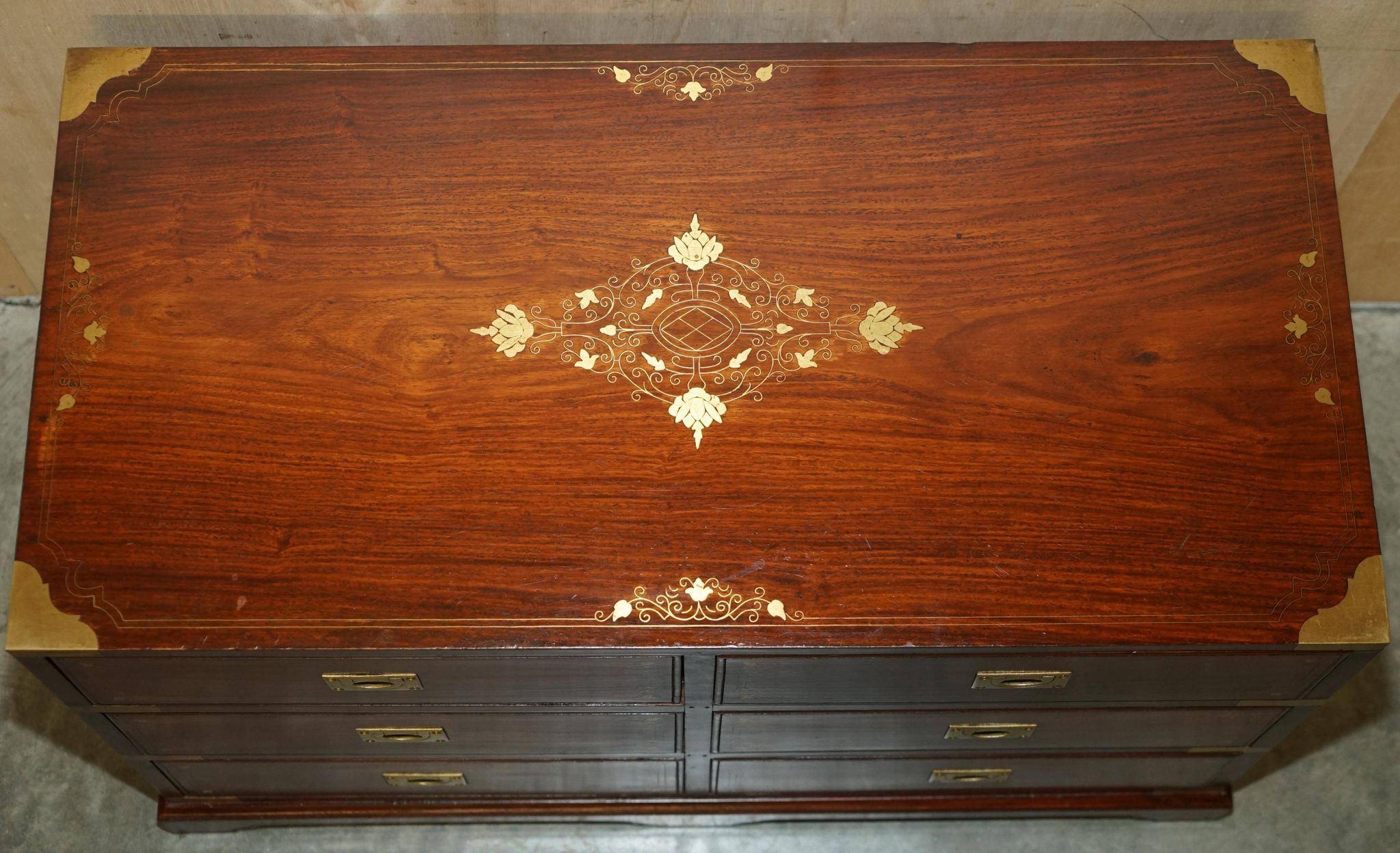 Commode vintage anglo-indienne en bois dur avec incrustations en laiton