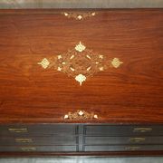 Commode vintage anglo-indienne en bois dur avec incrustations en laiton