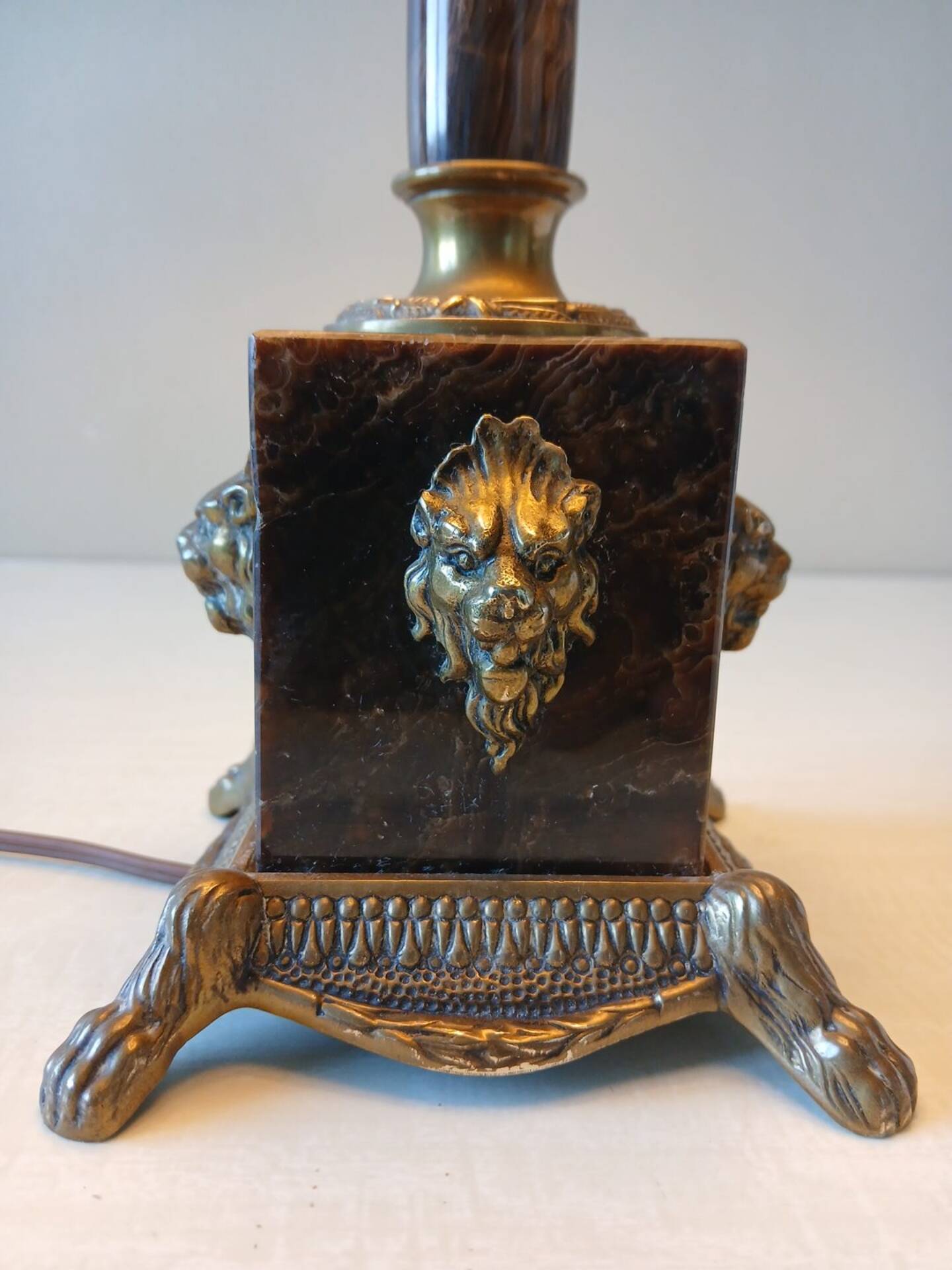Large antique Empire style lamp in brown marble and bronze – heads of