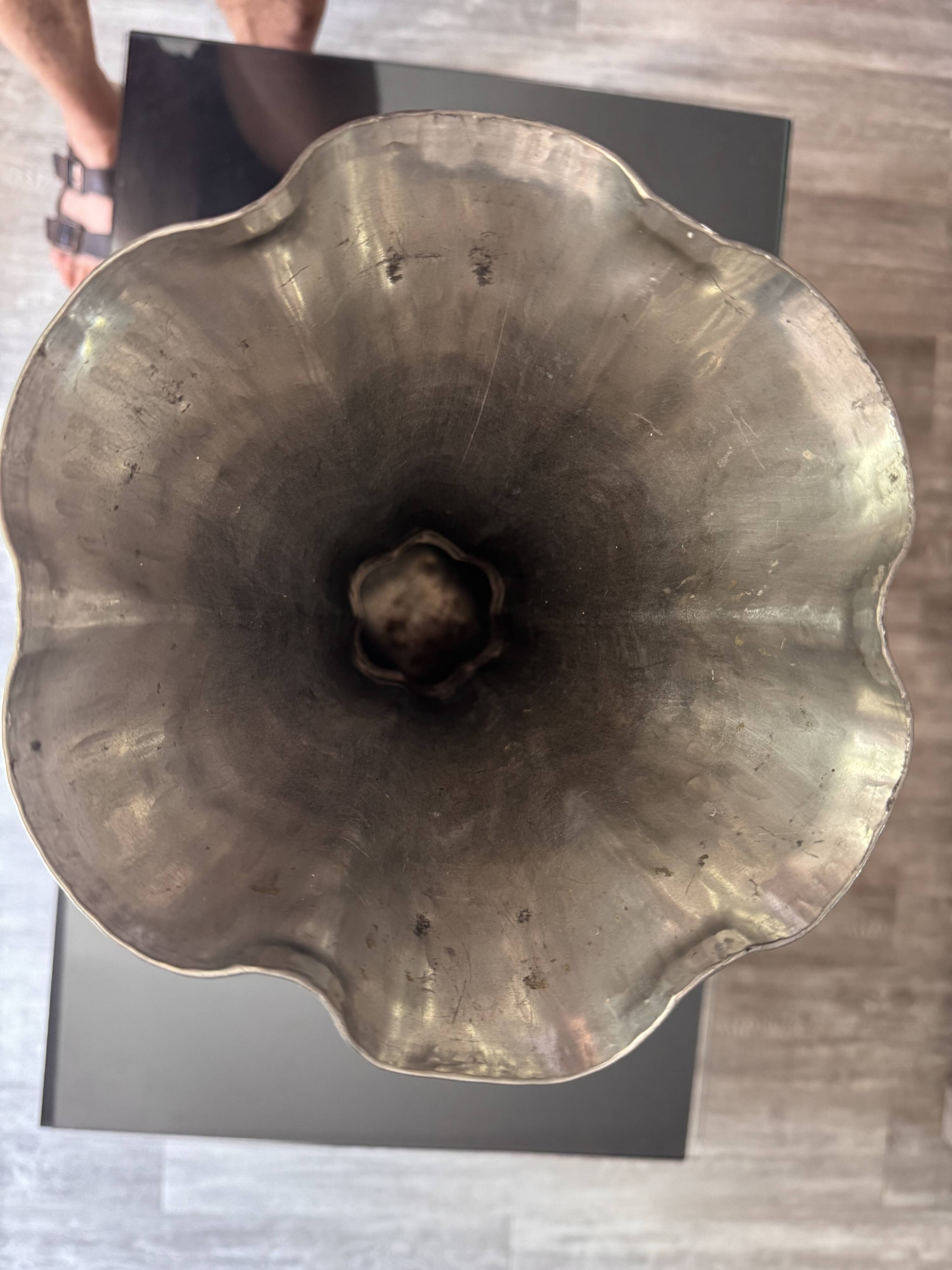 Pure tin sun vase at 95%, signed Jean Goardère.