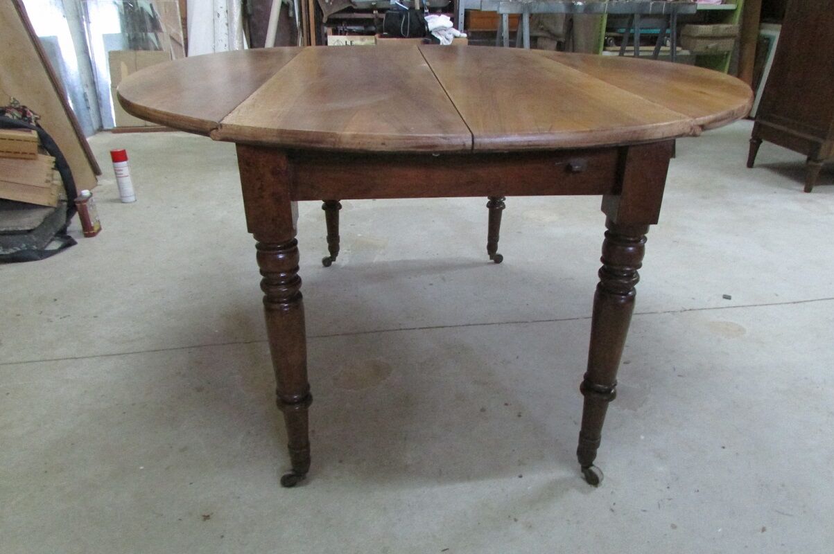 Round table 4 feet, opening with walnut shutters