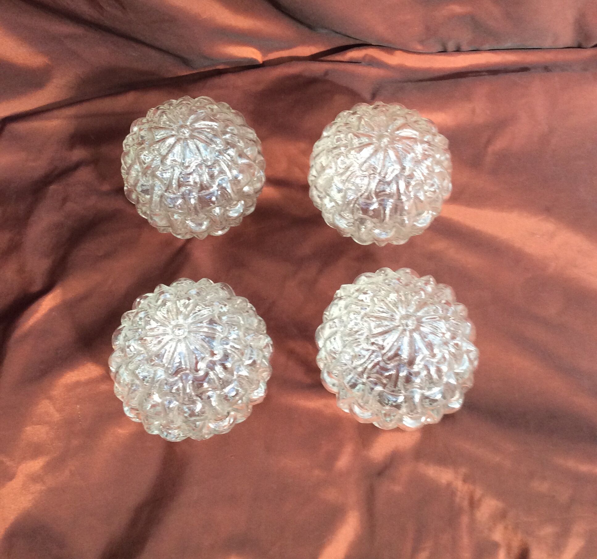 Lot 4 globe tulips in pressed glasses