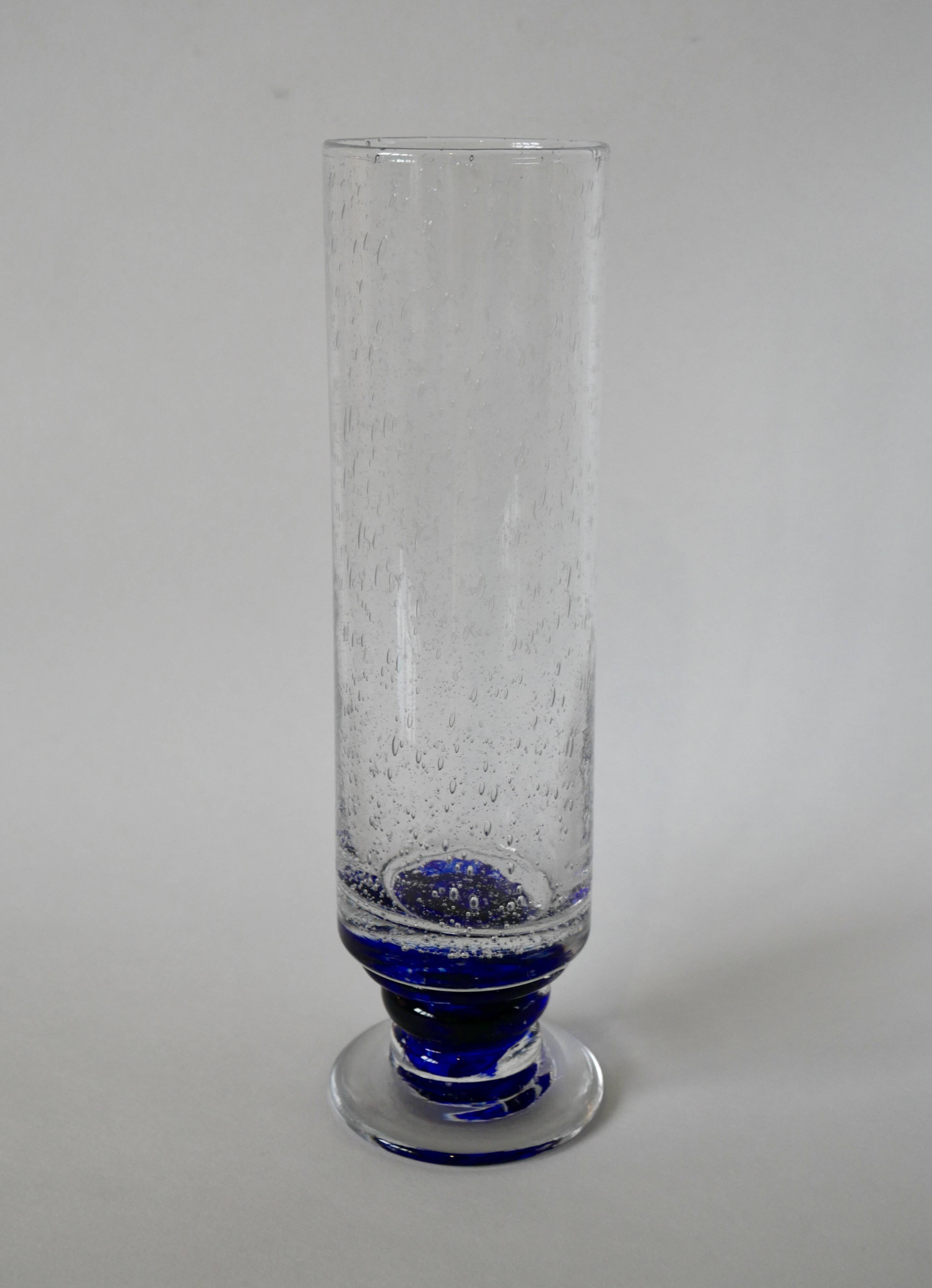 grand vase en verre de Biot pieds bleu 1970