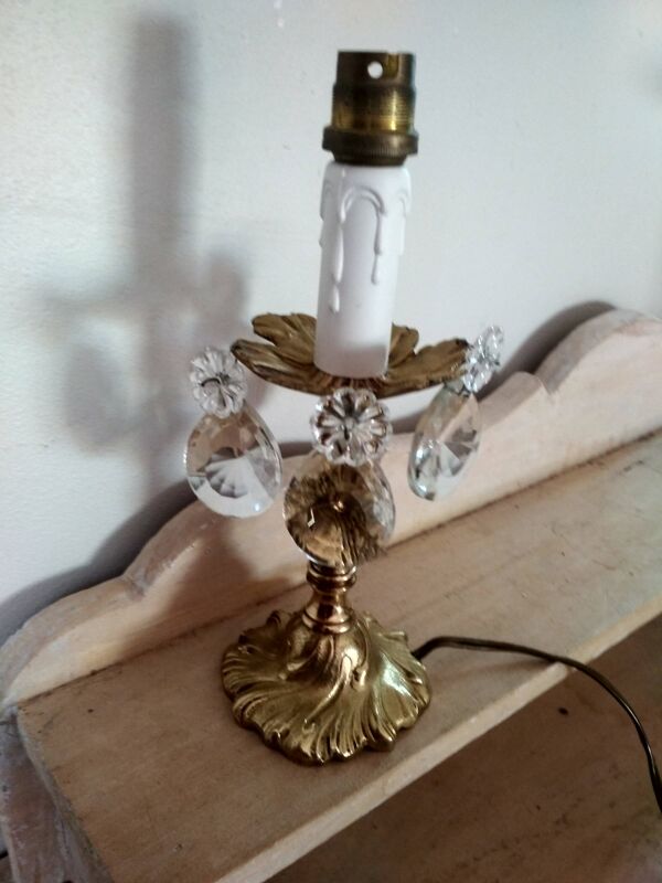 Lampe rococo , pied en bronze ciselé, fausse bougie et  pampilles pendeloques en cristal