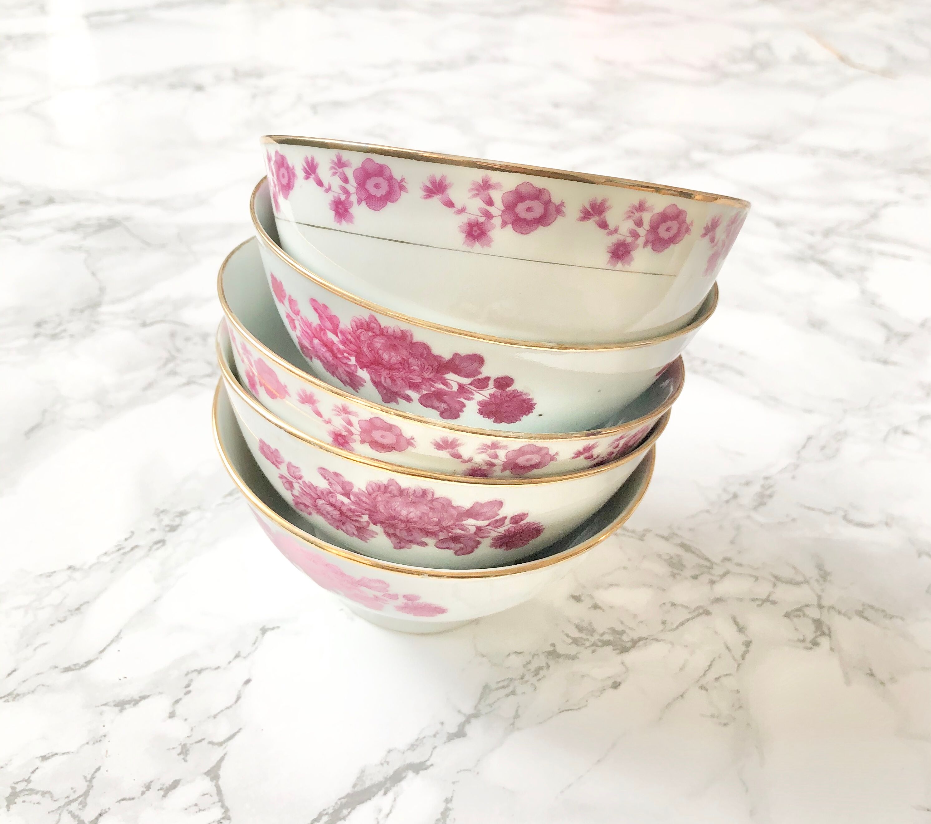 Set consisting of 5 bowls and a porcelain bowl decorated with pink flowers and golden fillet