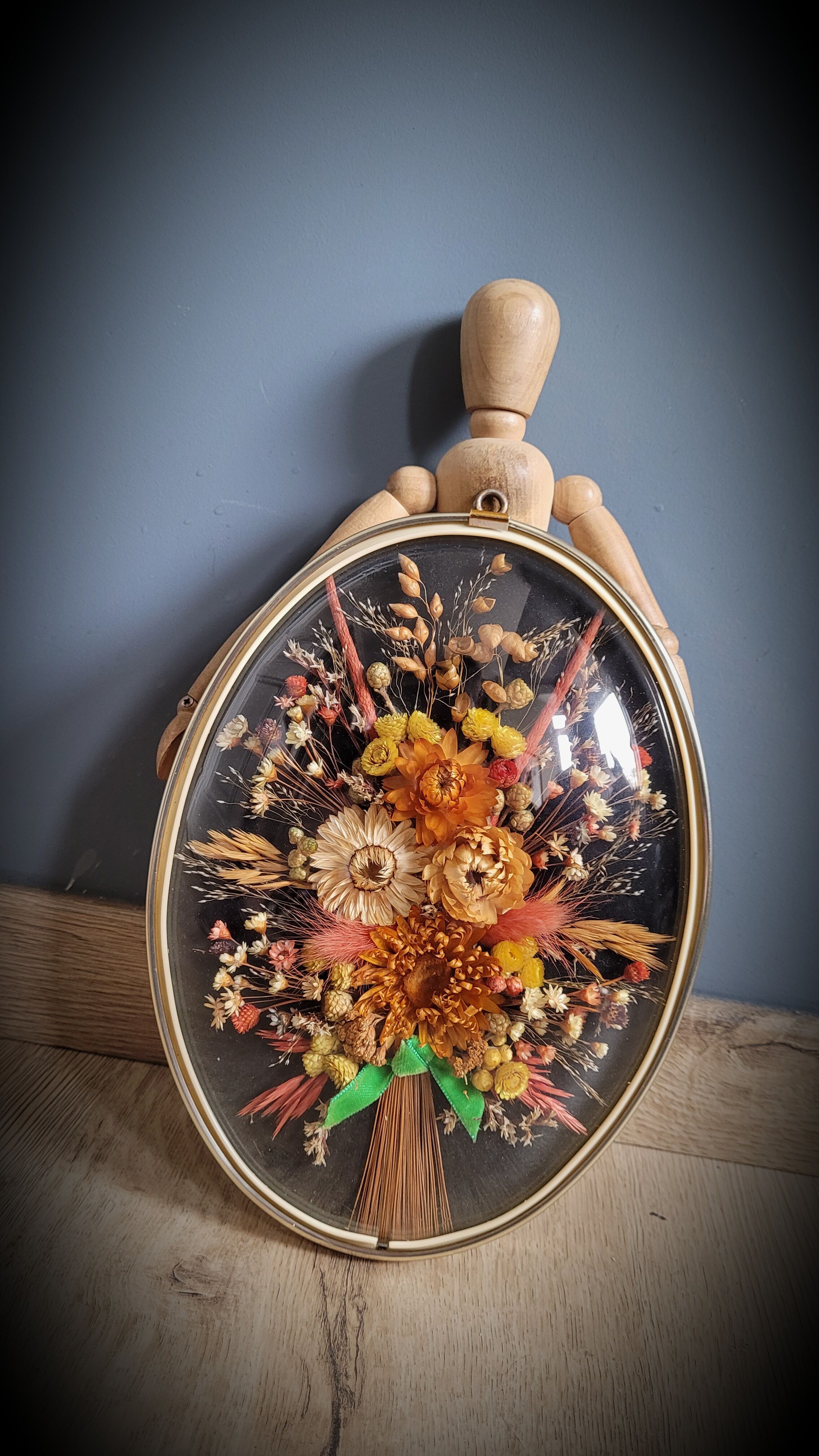 Curved glass flower frame