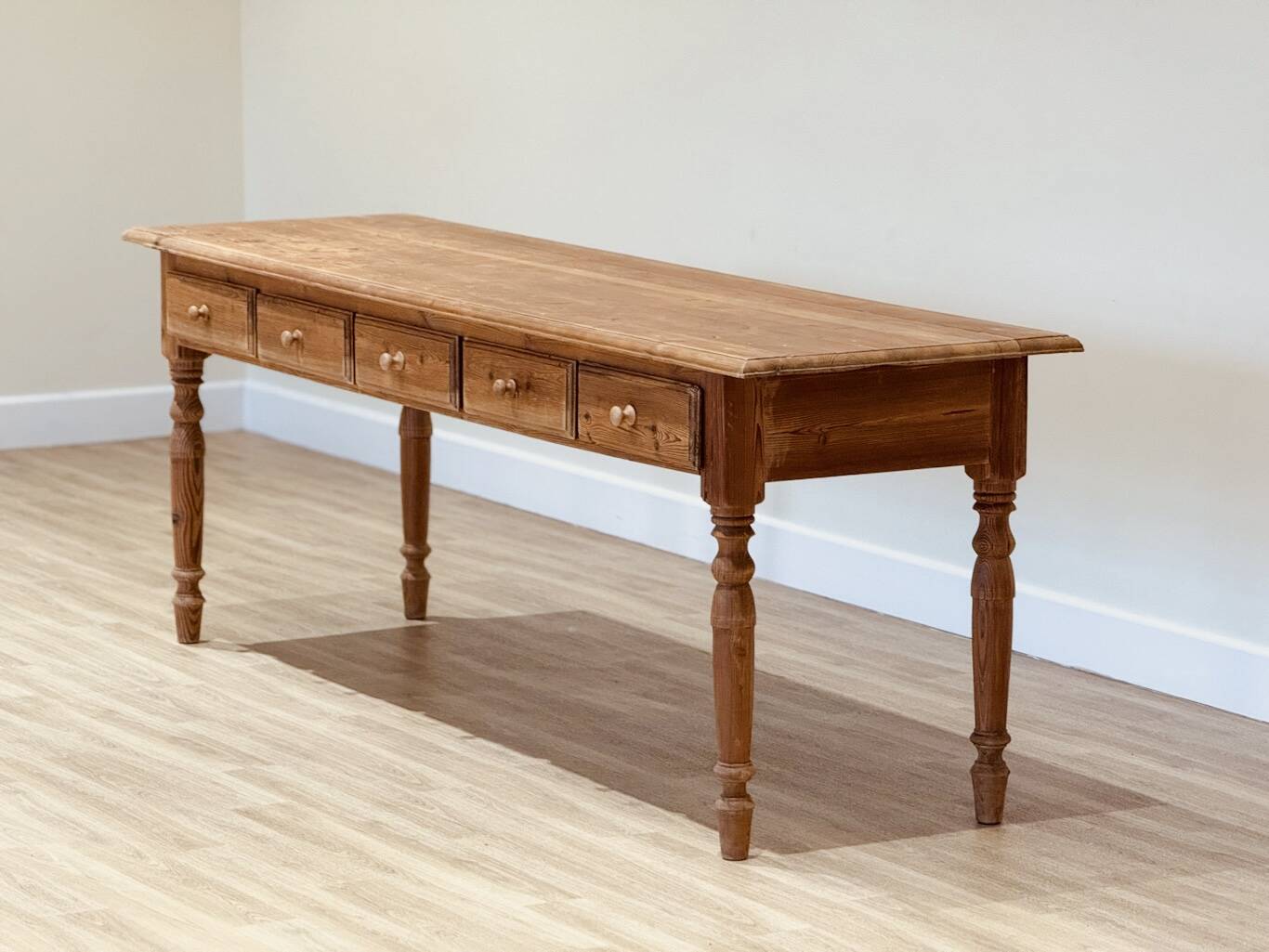 Console victorienne allongée en pin mélis méditerranéen — Fin du XIXe siècle