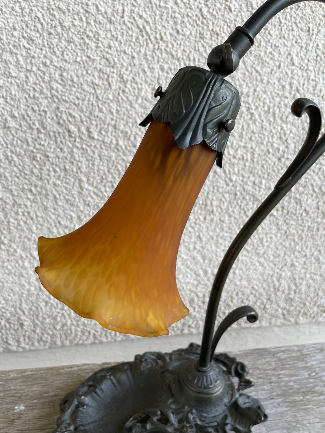2 lampes en bronze avec abat-jours en tulipes