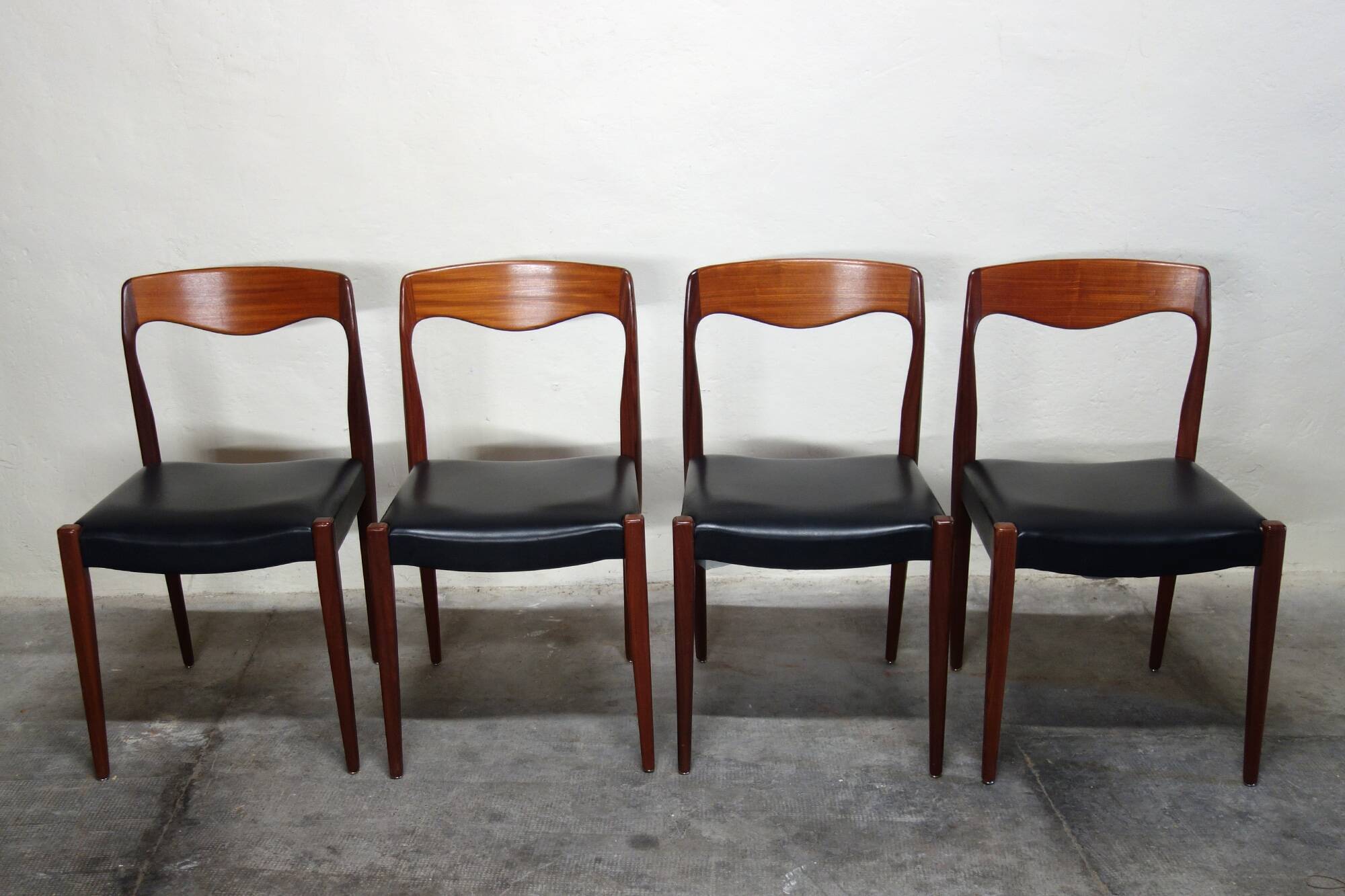 4 chaises scandinaves années 60