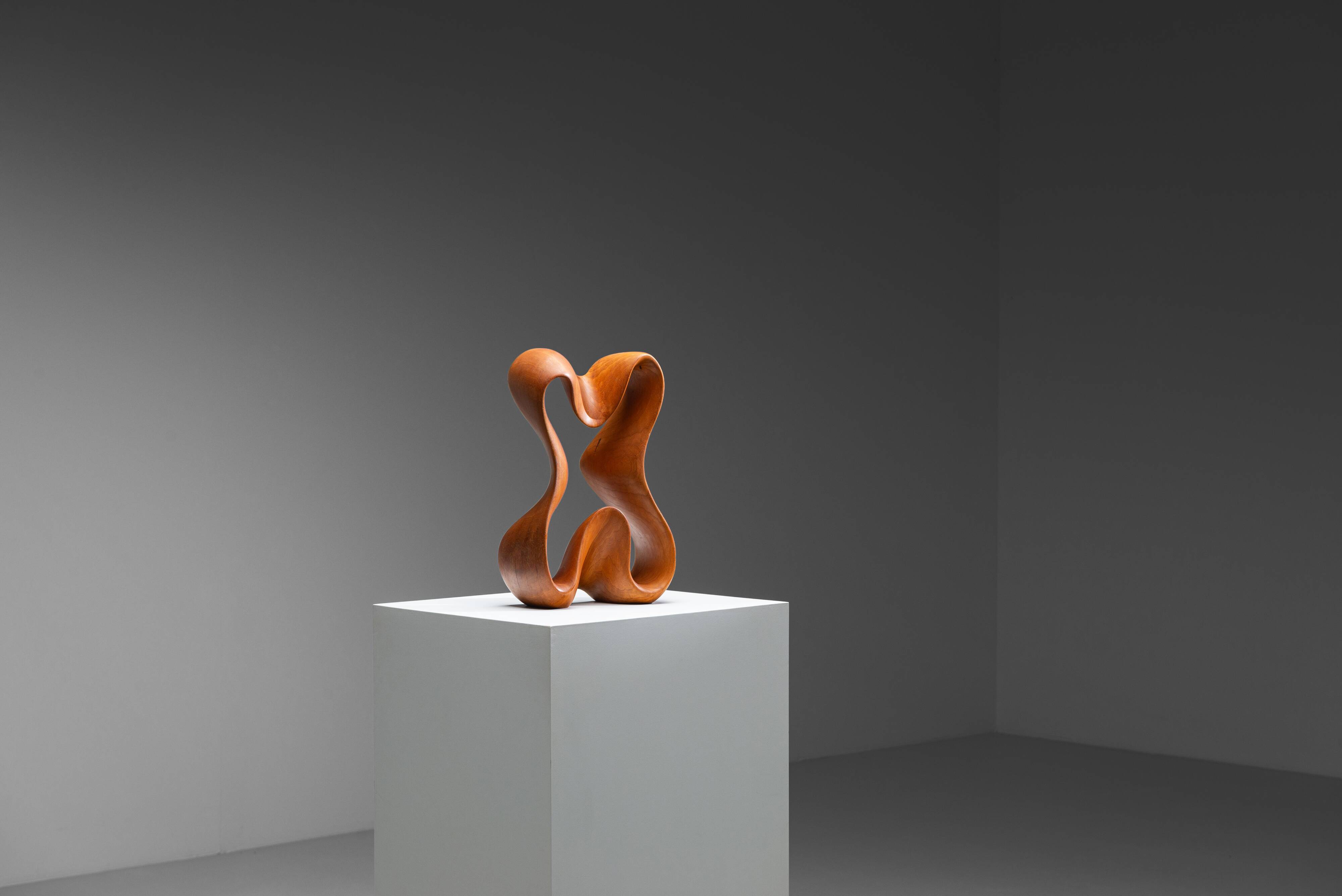 Sculpture abstraite avec des courbes organiques fluides.