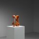 Sculpture abstraite avec des courbes organiques fluides.