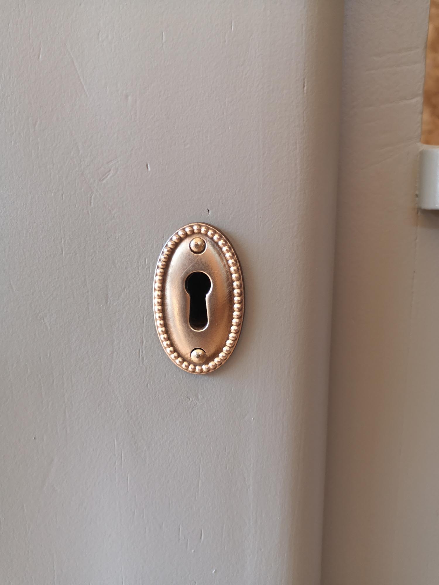 Asymmetrical cabinet compass feet