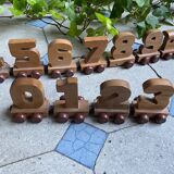 Small train representing the numbers 0 to 9