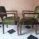 Paire de bridges en velours vert et bois foncé