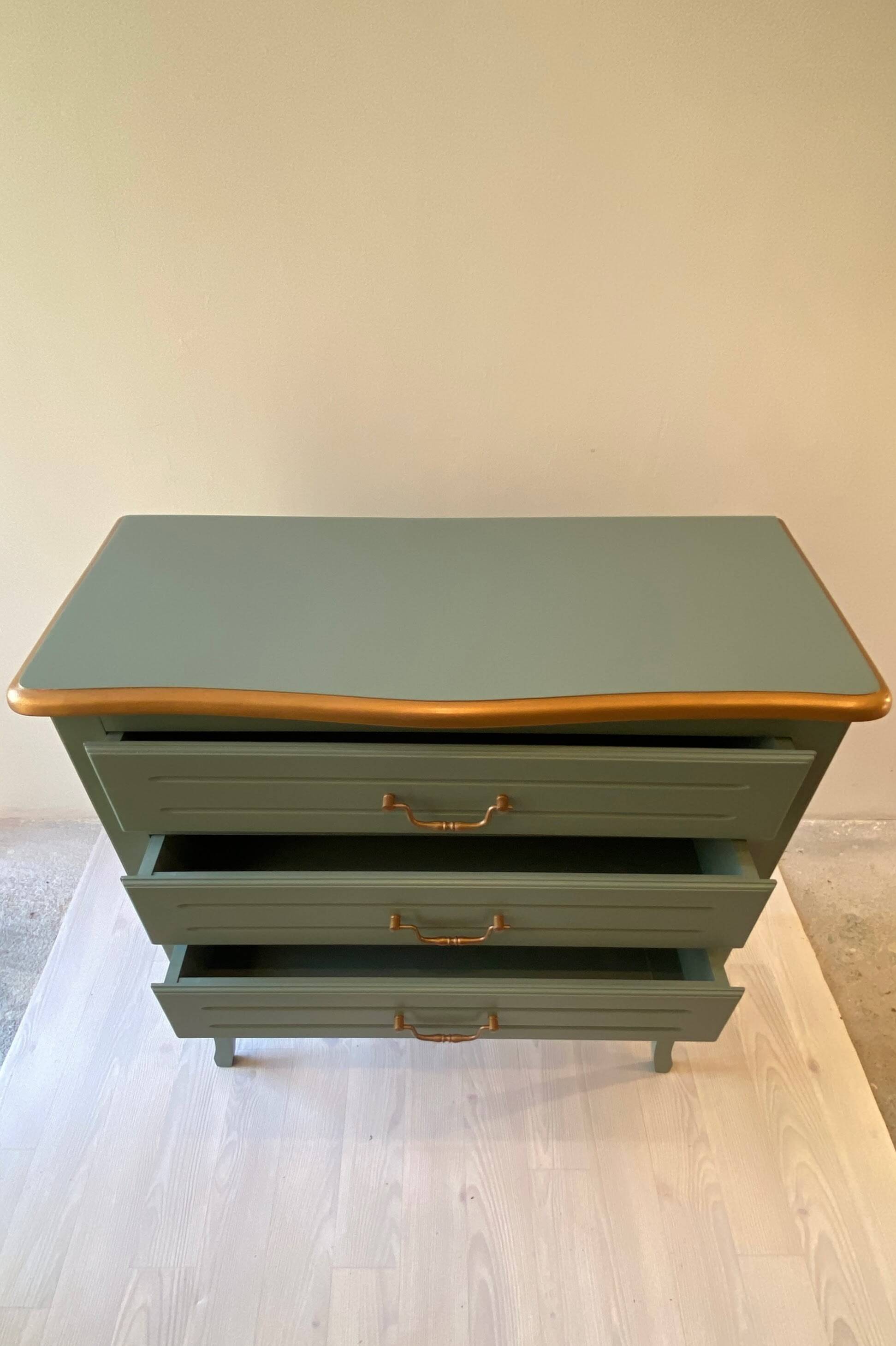 Refurbished vintage chest of drawers - Deep green with gold details