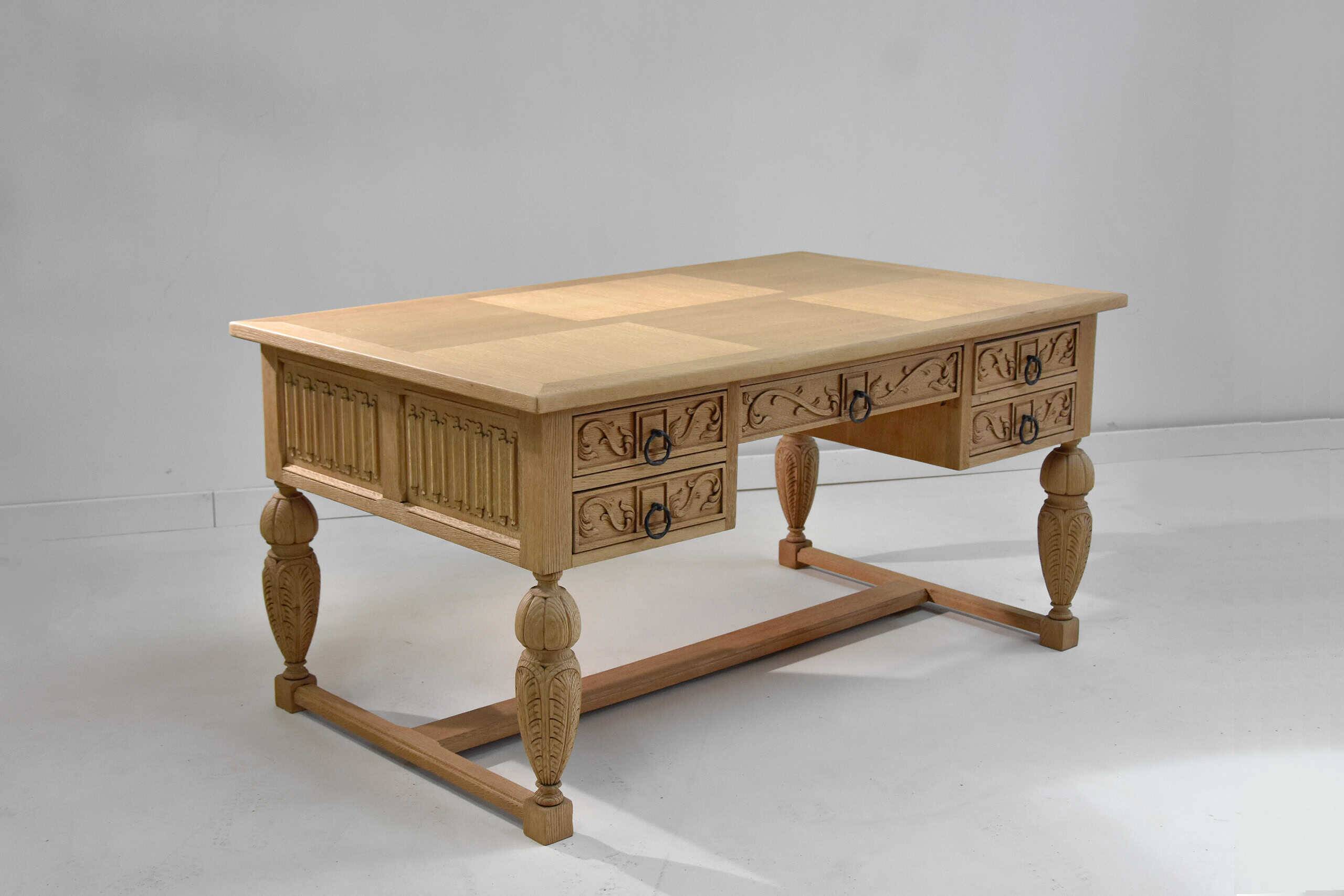 Bureau sculpté en chêne clair, style Renaissance