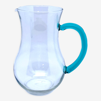 Carafe en verre transparent et anse verte