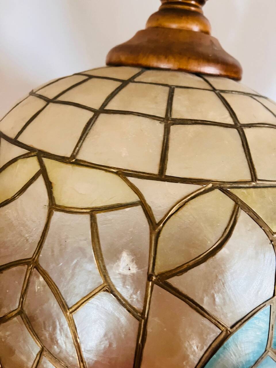 Suspension nacre et laiton, motifs fleuris