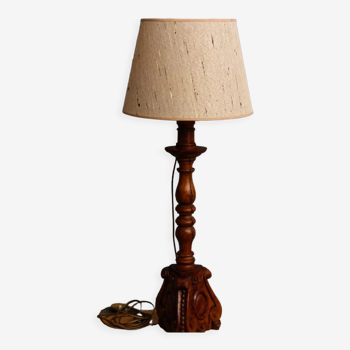 Lampe en bois sculpté, abat-jour en fibres