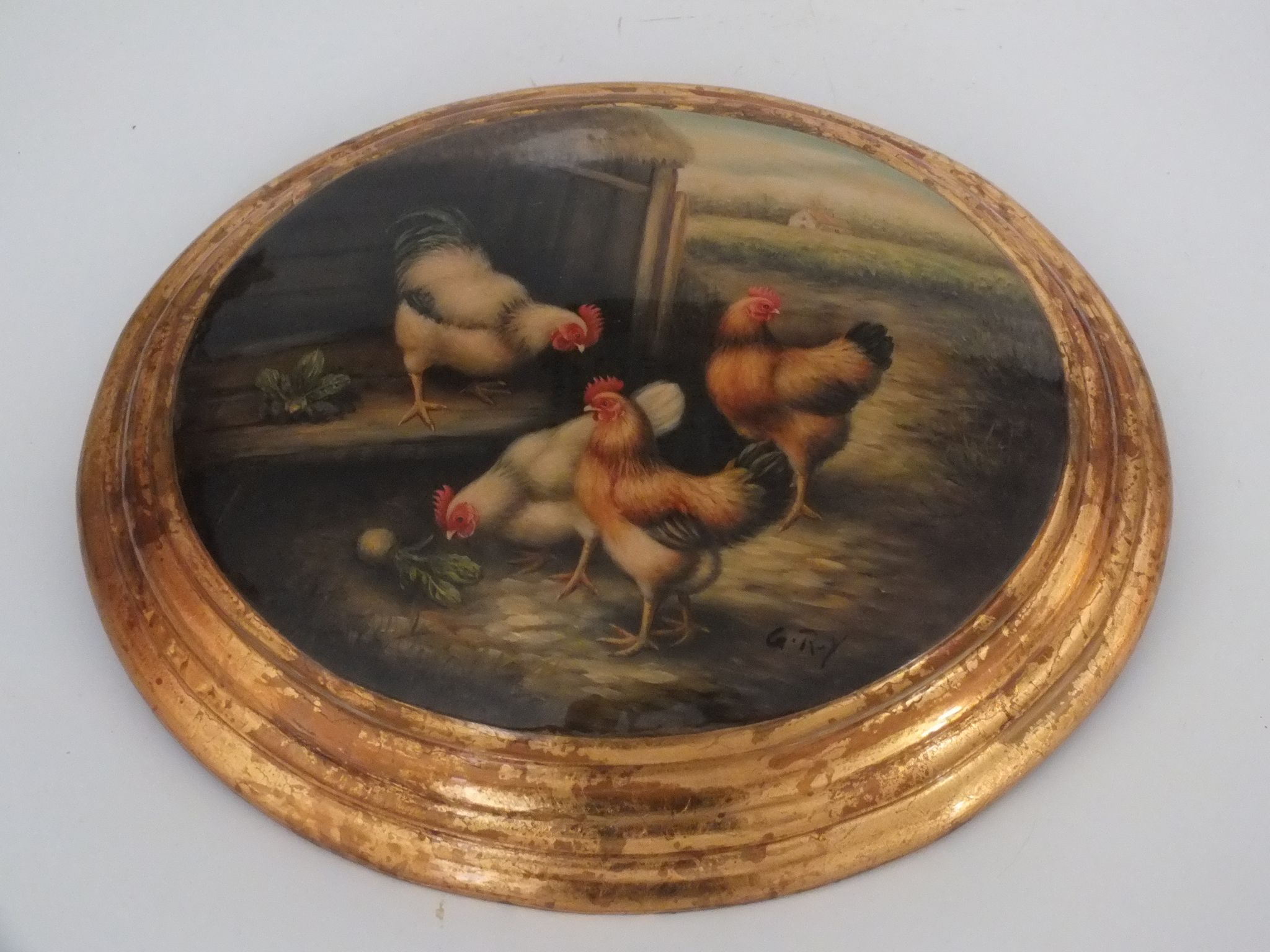 Panneau médaillon peint et vernis décor poules, coqs signé G.Roy