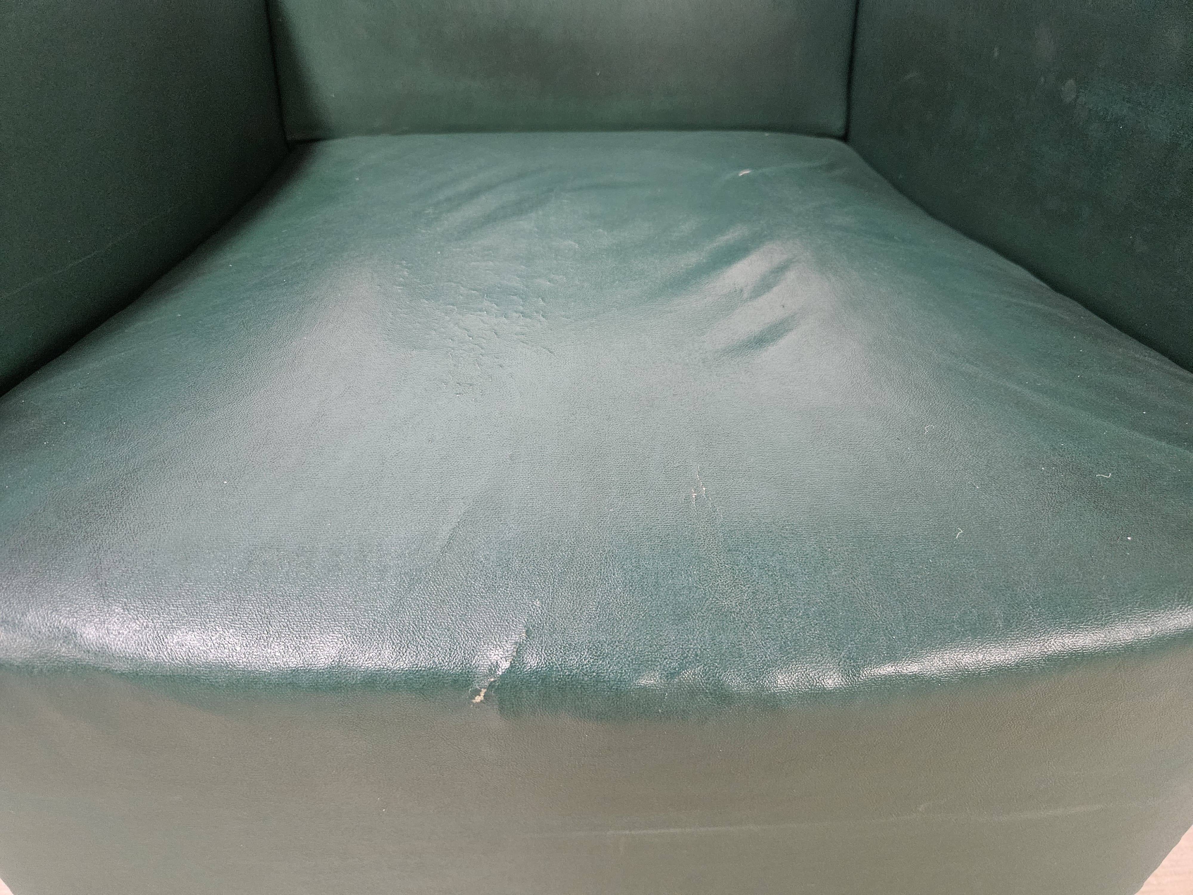Pair of Art Decò armchairs in walnut and green leather, 1940