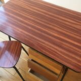 Bureau et chaise en formica