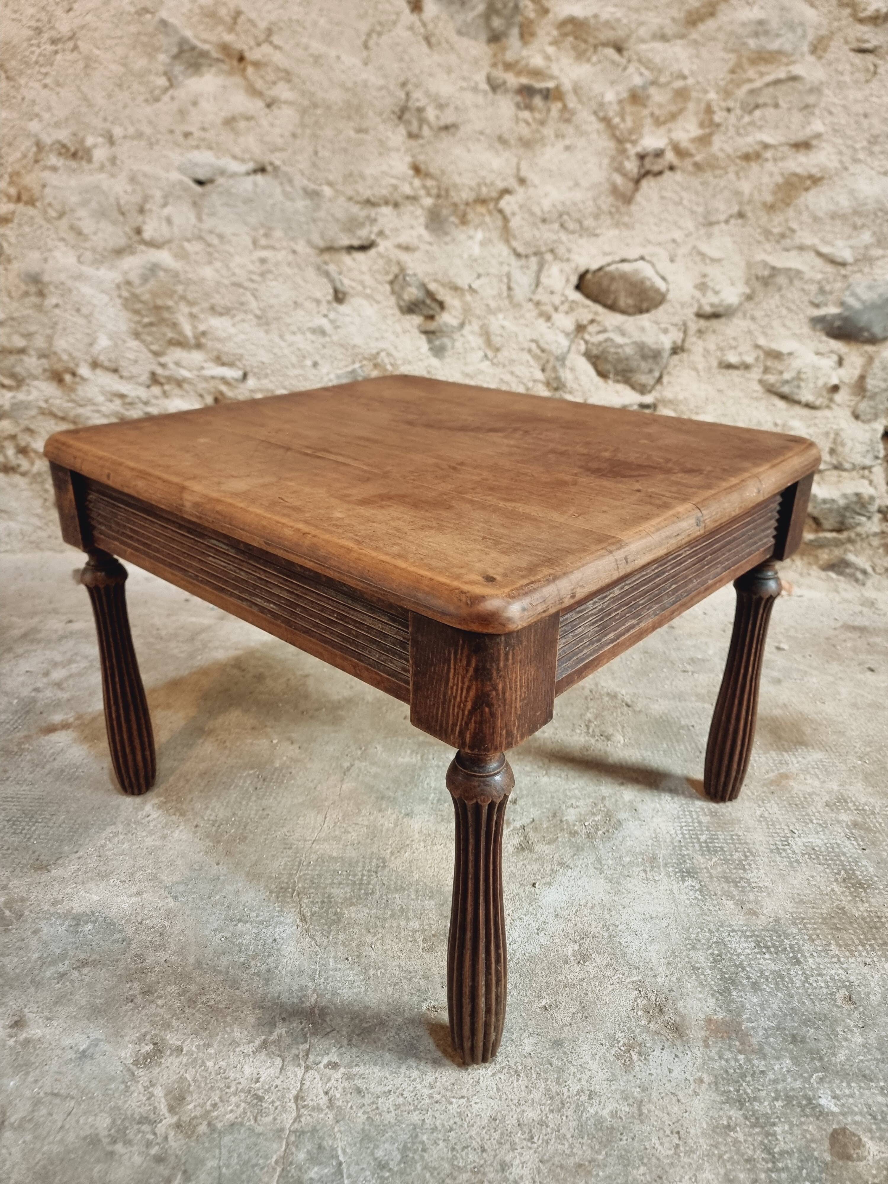 Table basse ancienne en noyer et chêne – France, vers 1900