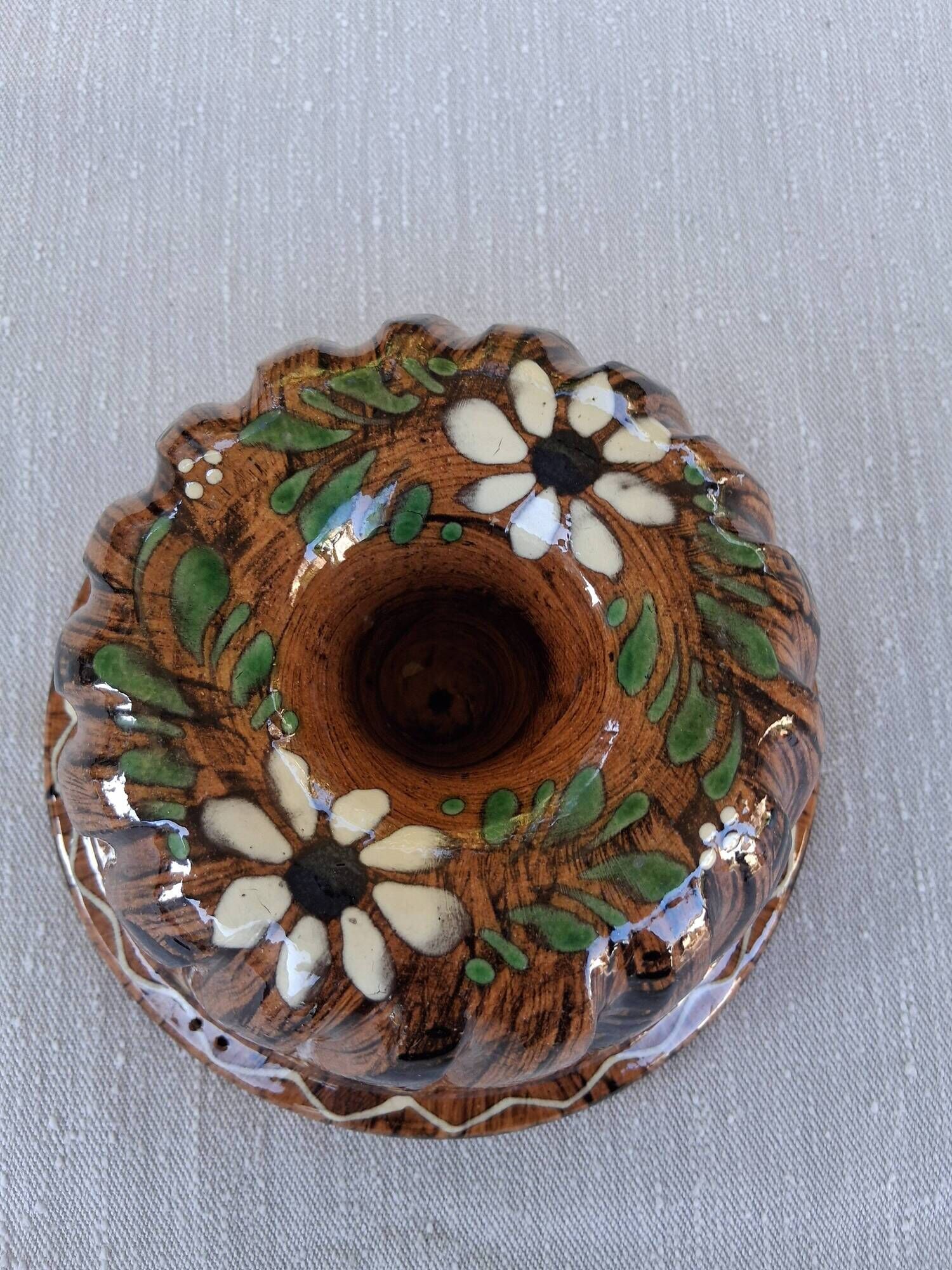 Very nice Alsatian ceramic kouglof dish in very good condition.