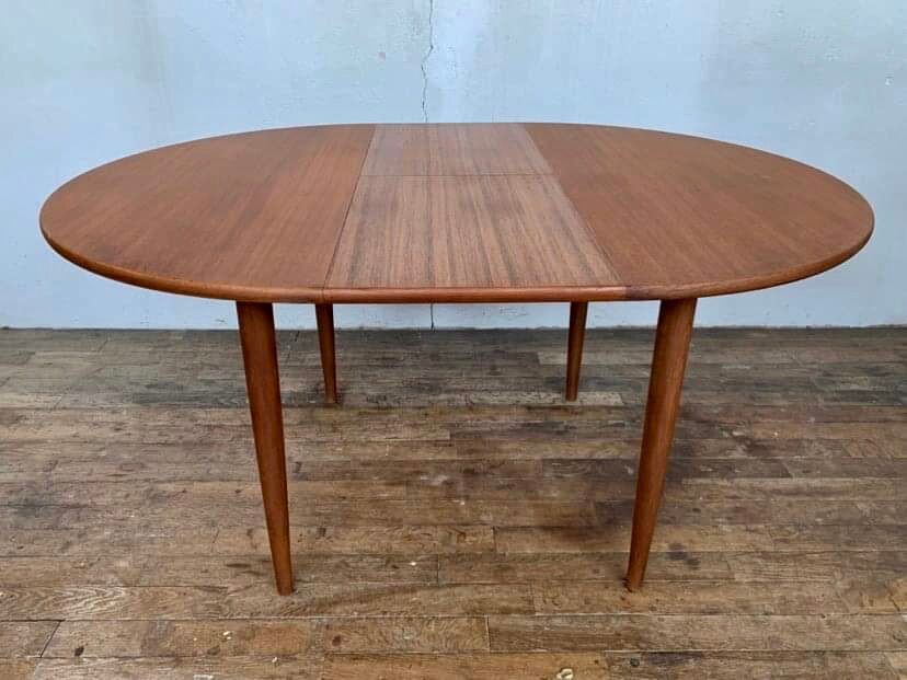 Vintage Round Table in Teak Diameter 110 with butterfly extension