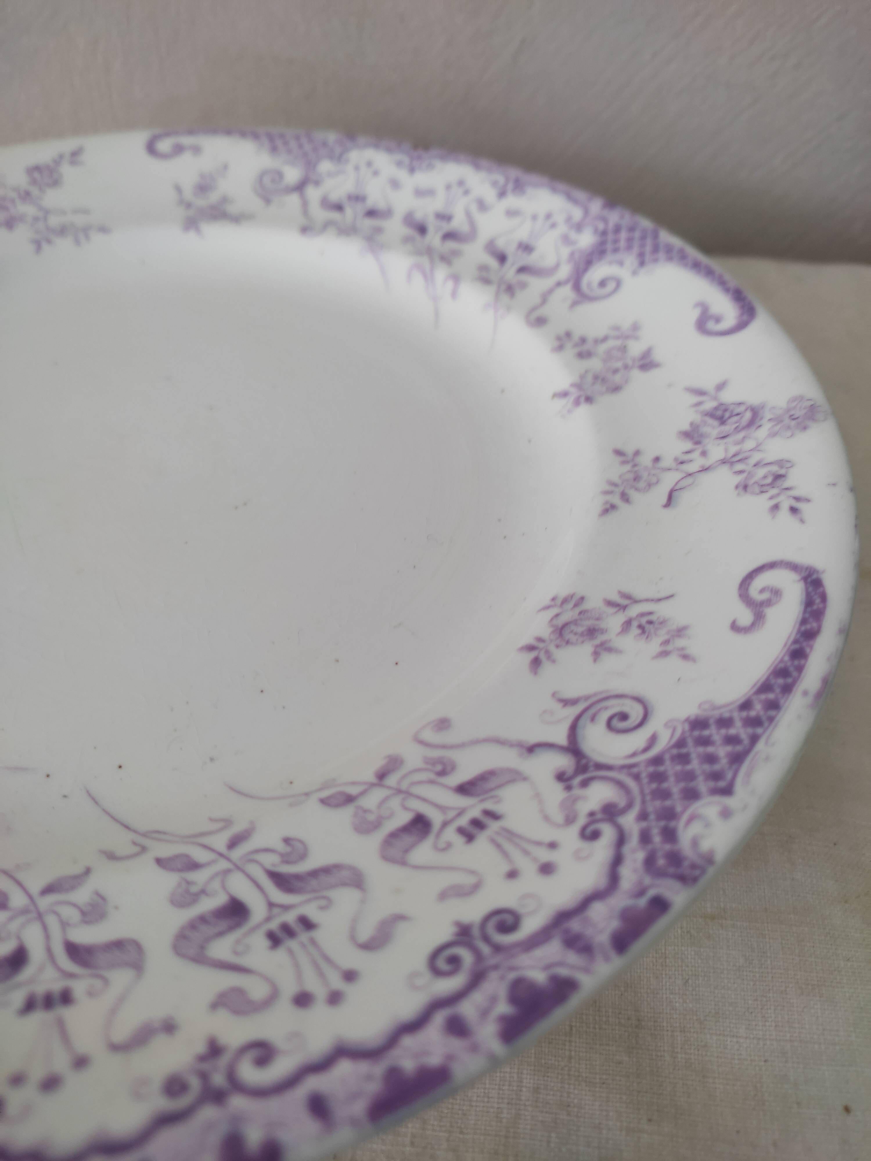 Presentation plate on foot shower