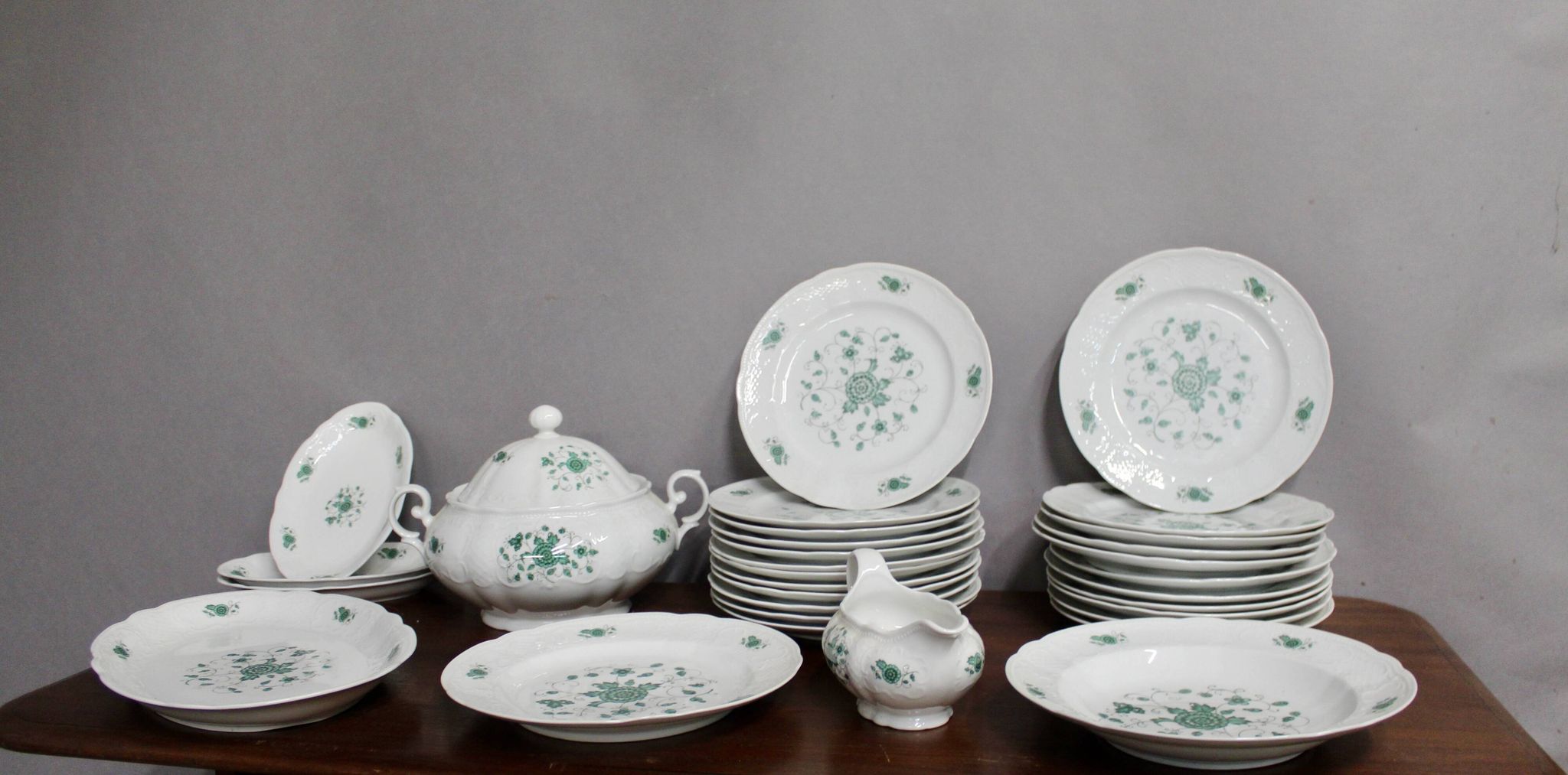 Seltmann Weiden Bavaria 31-Piece Porcelain Dinnerware Set