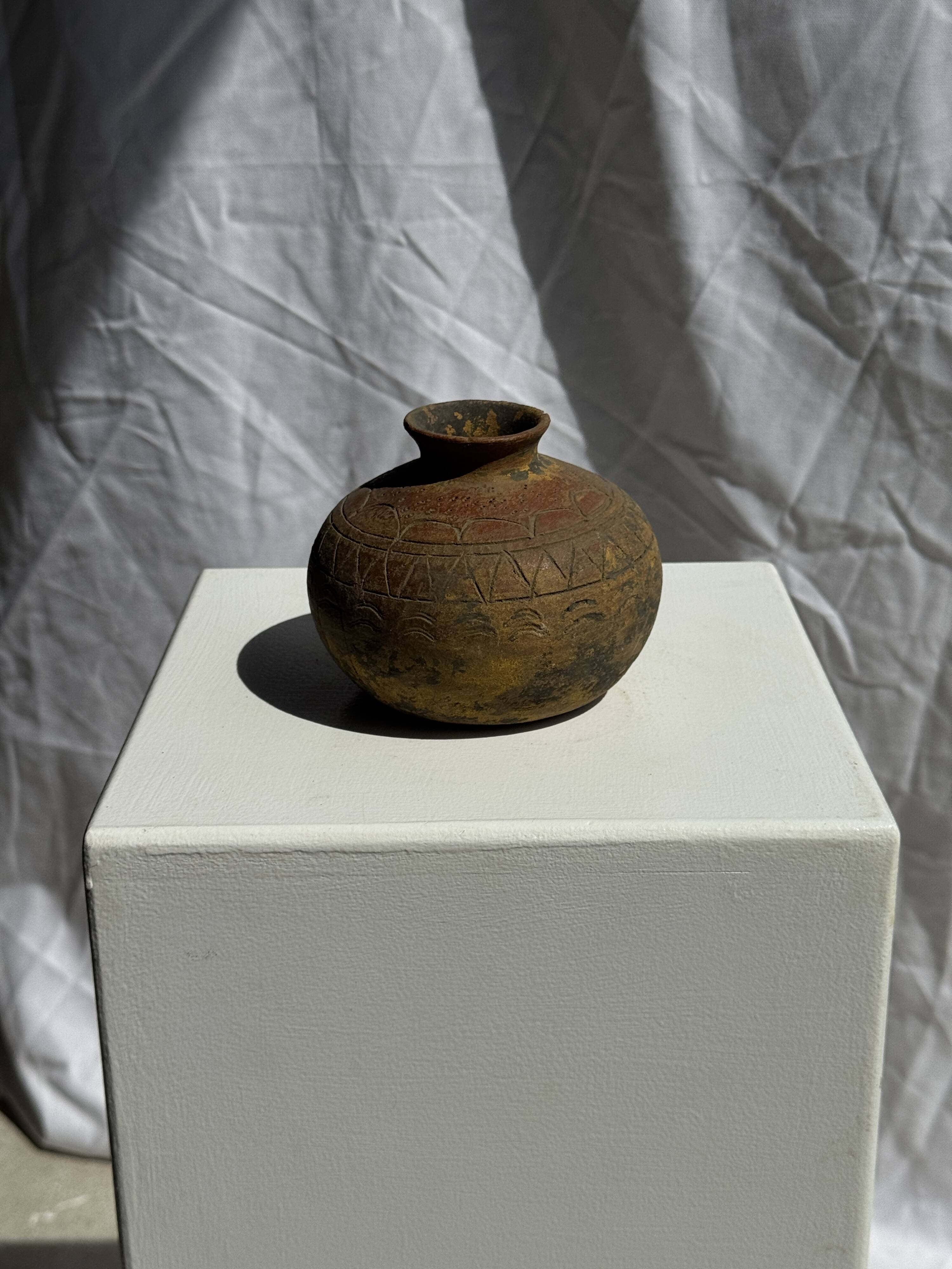 Small round ancient vase in engraved terracotta, Indonesian polychromy H10 D1