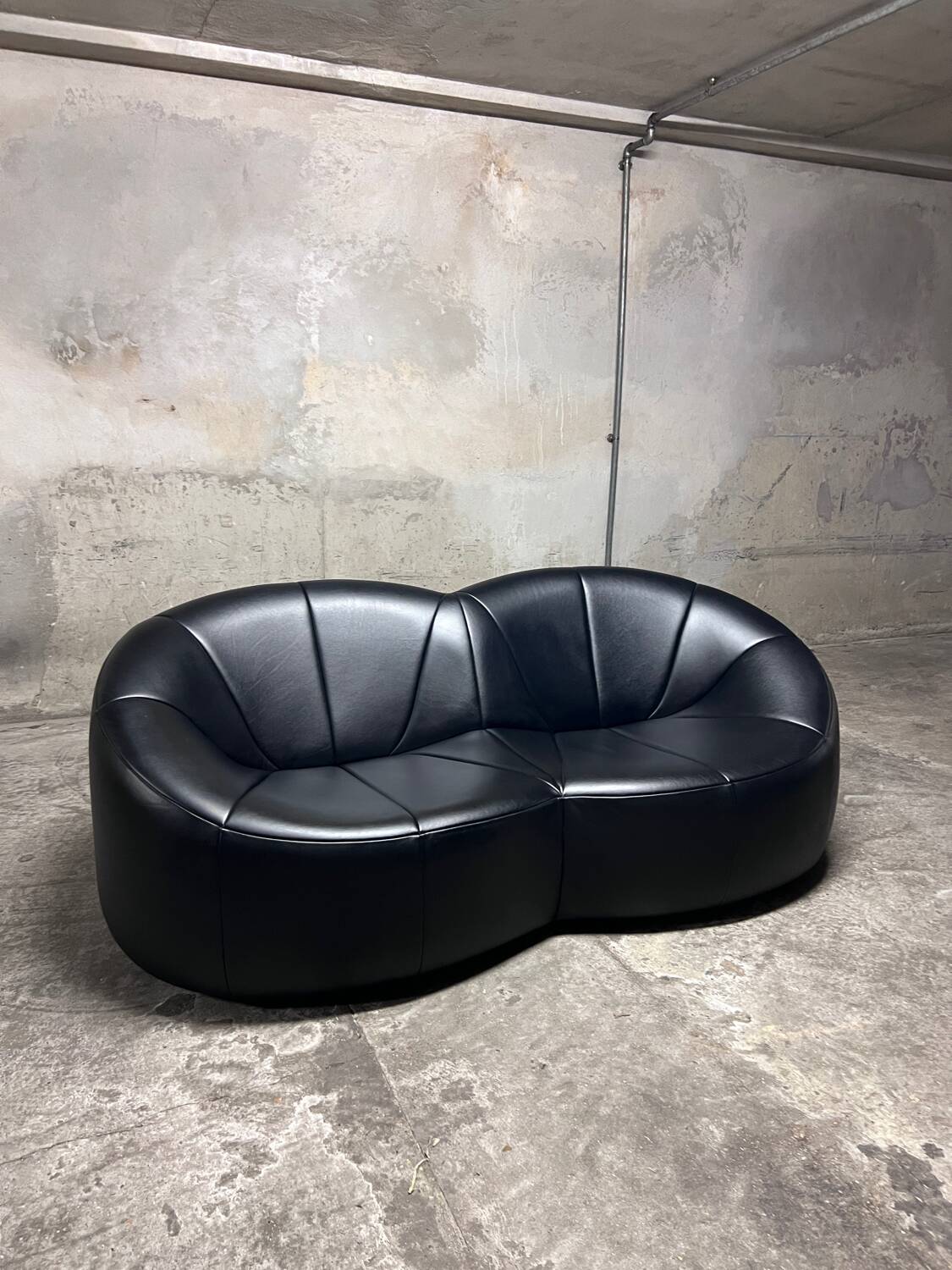 Pumpkin 2-seater sofa in black leather – Pierre Paulin for Ligne Roset,