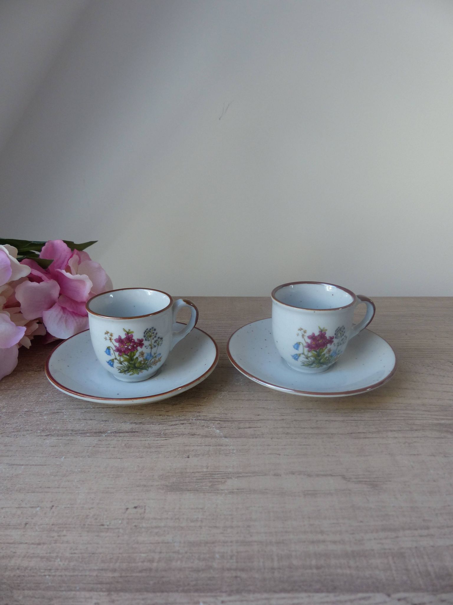 Set of two flowered stoneware cups with saucer from the 1980s.