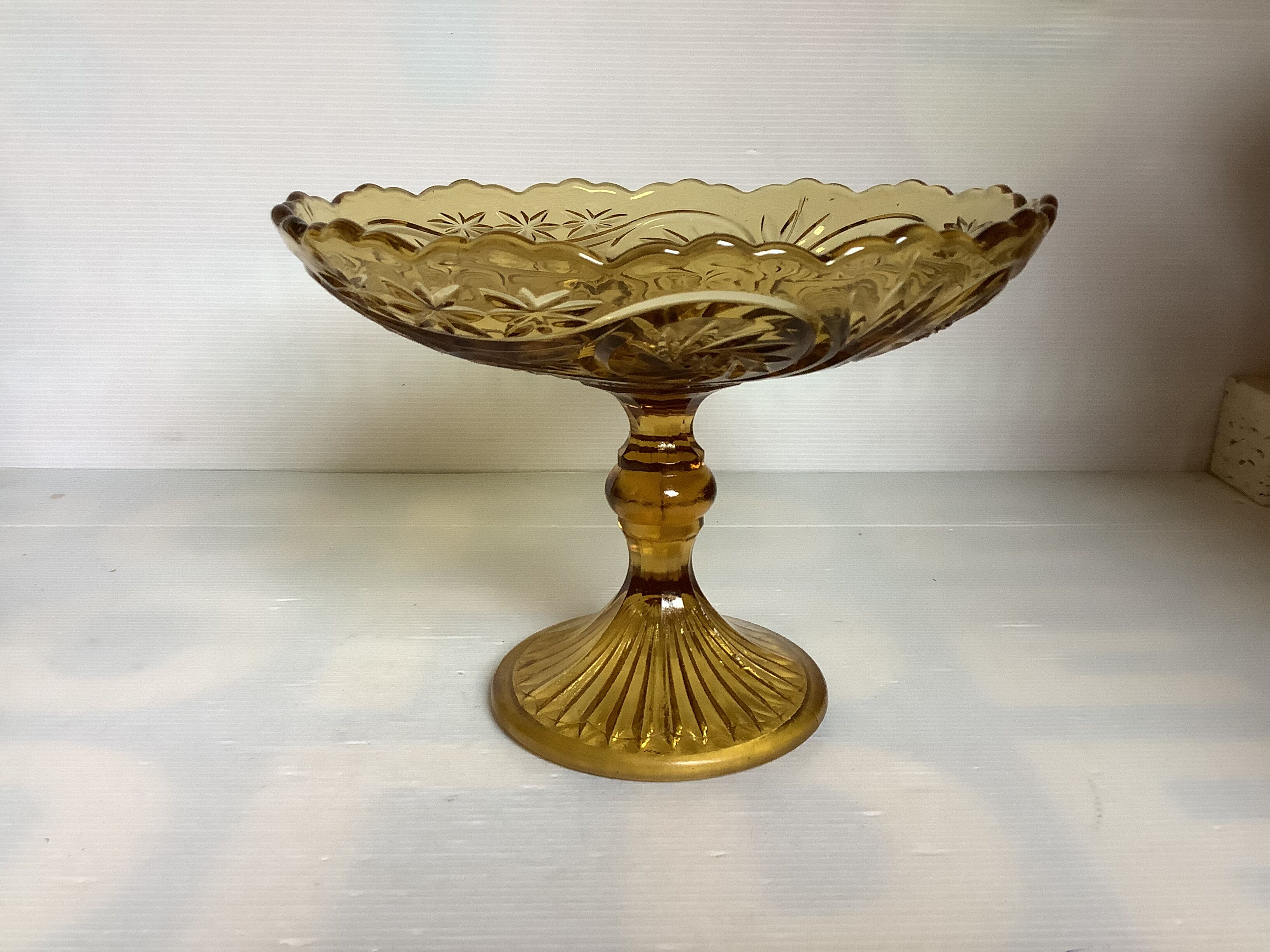 Footed plate sun moulded glass yellow