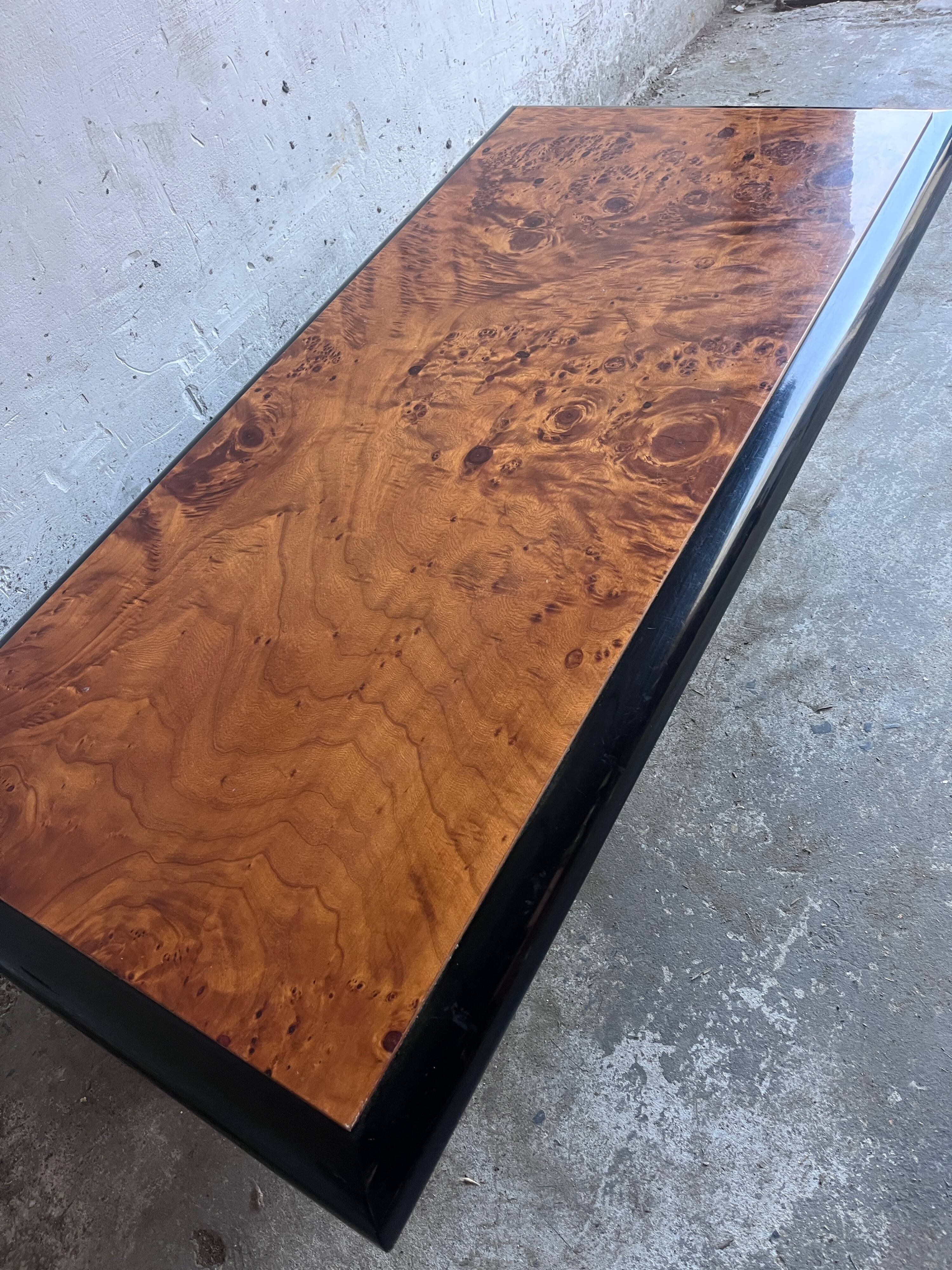 Vintage coffee table in wood burl on a black lacquered base.