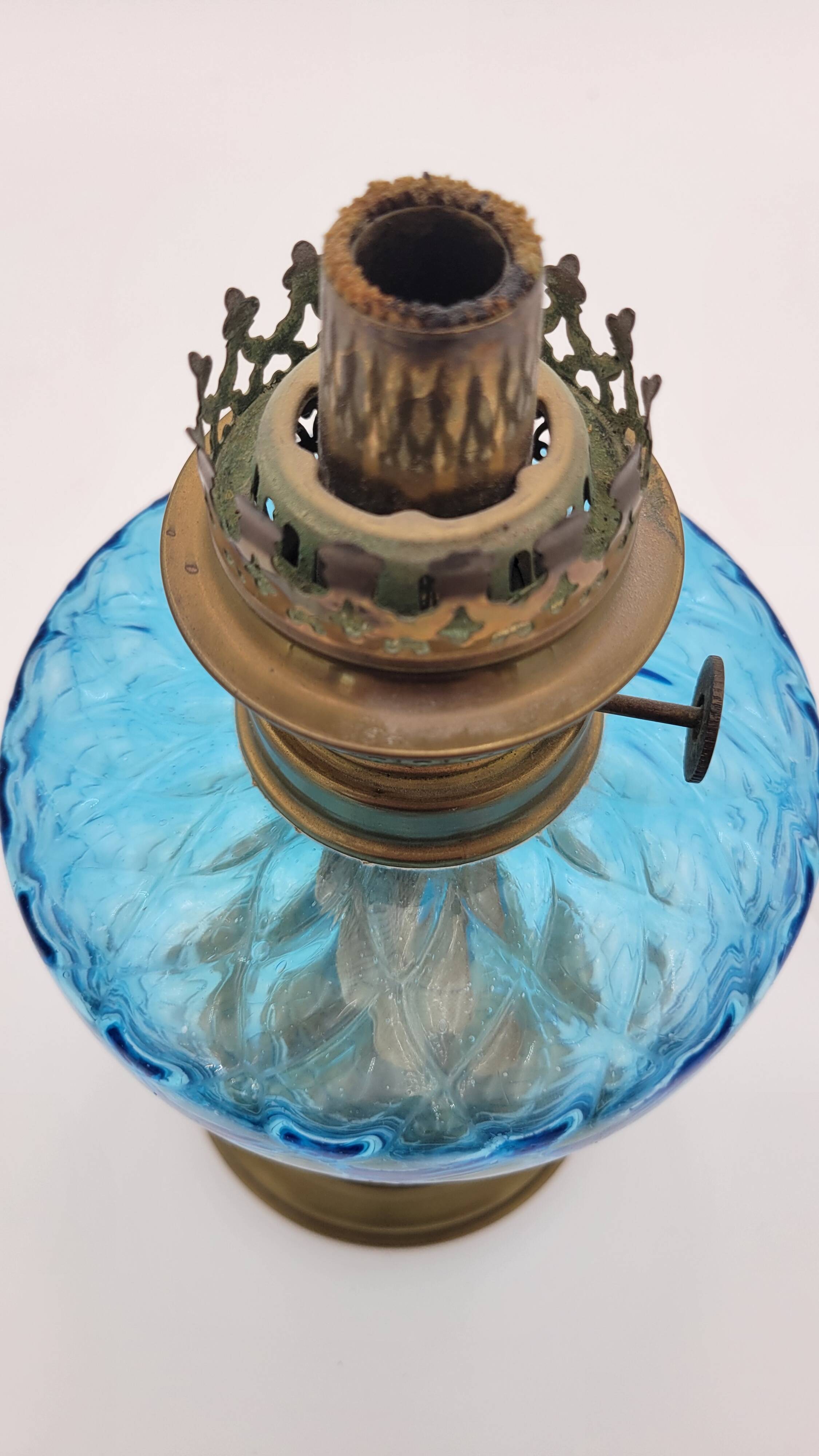 Lampe à huile en verre bleu et laiton