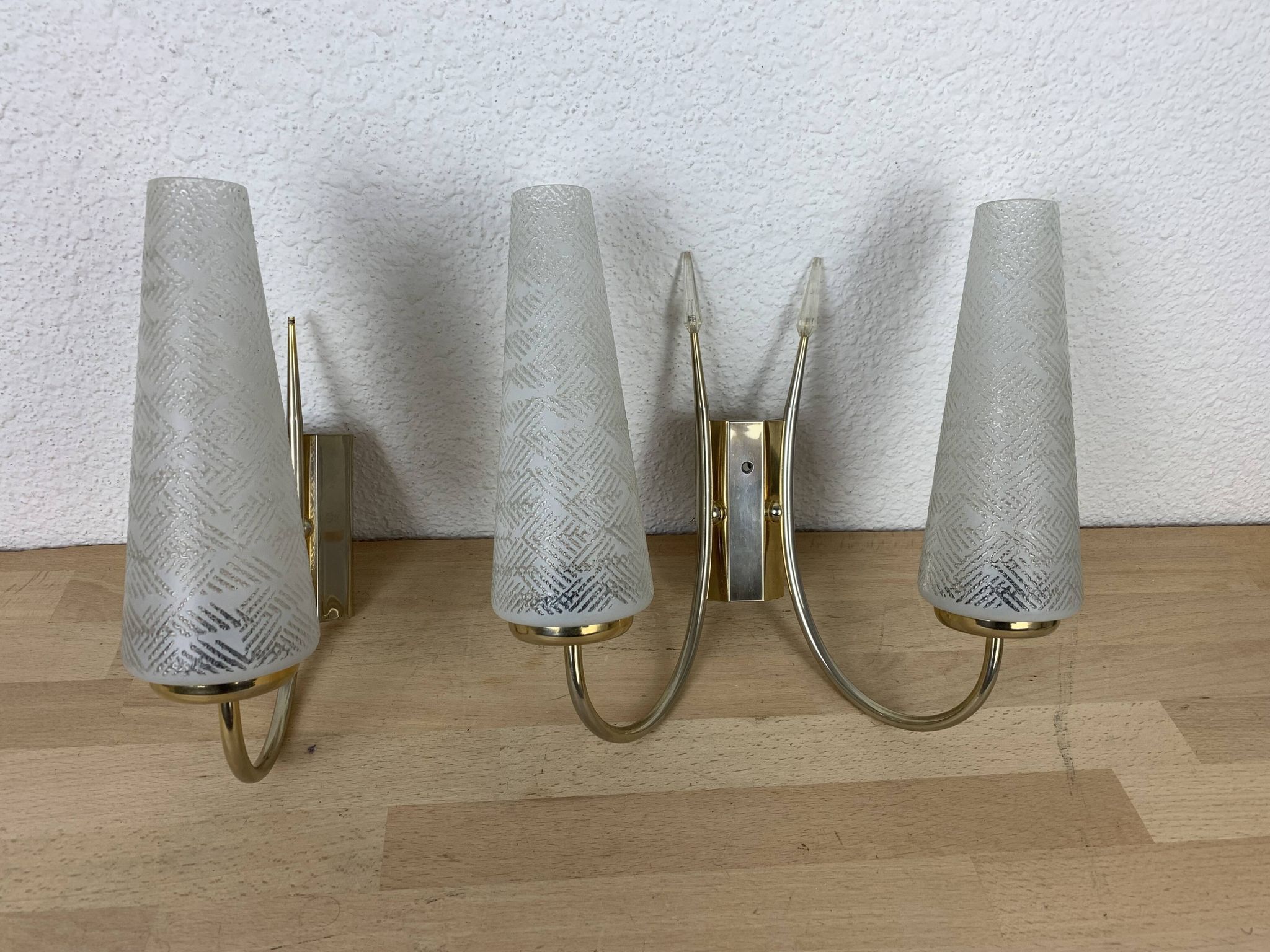 Paire d'appliques laiton et opaline années 50