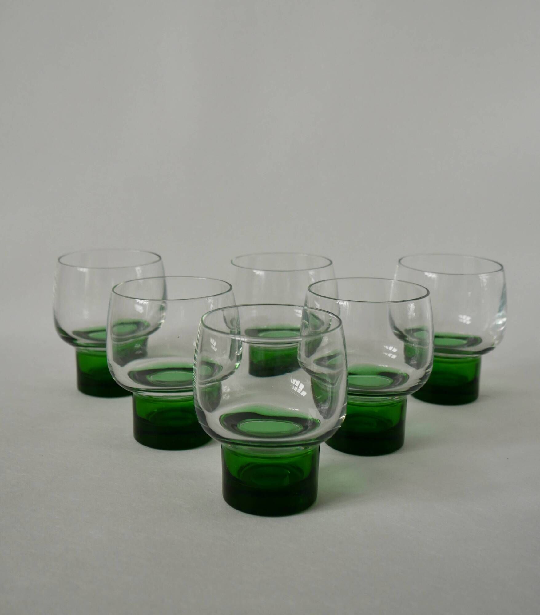 Set of 6 designer wine glasses with green feet from the 70s