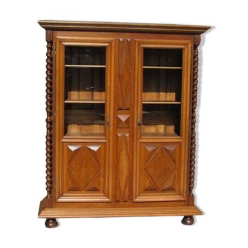 Bibliothèque vitrine en noyer de style Louis XIII