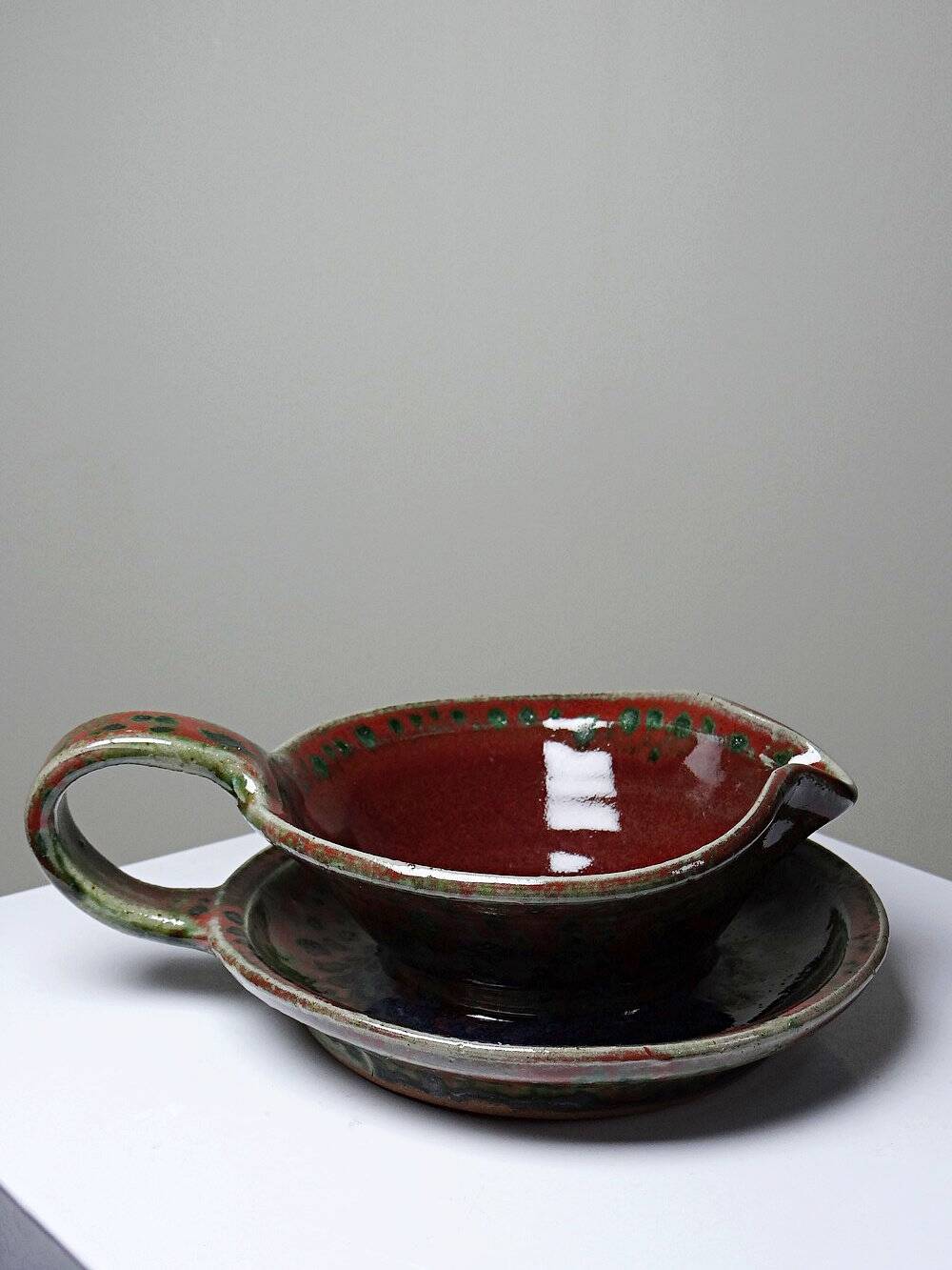 Glazed stoneware sauce boat Fontgombault, red and green, vintage 1960-1970.