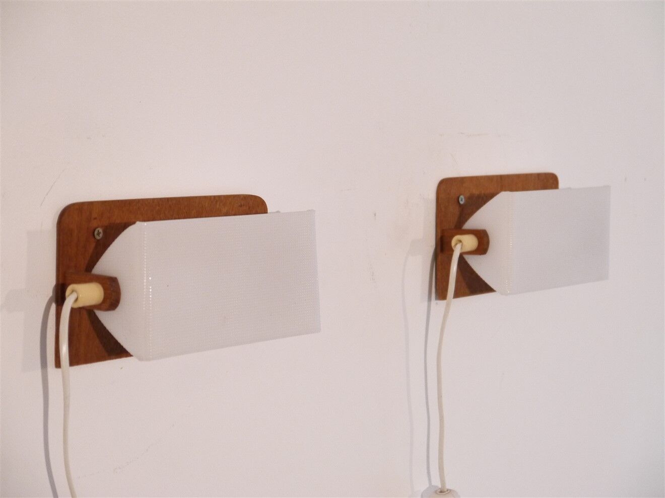 Paire d'applique scandinave en teck et acrylique 1970