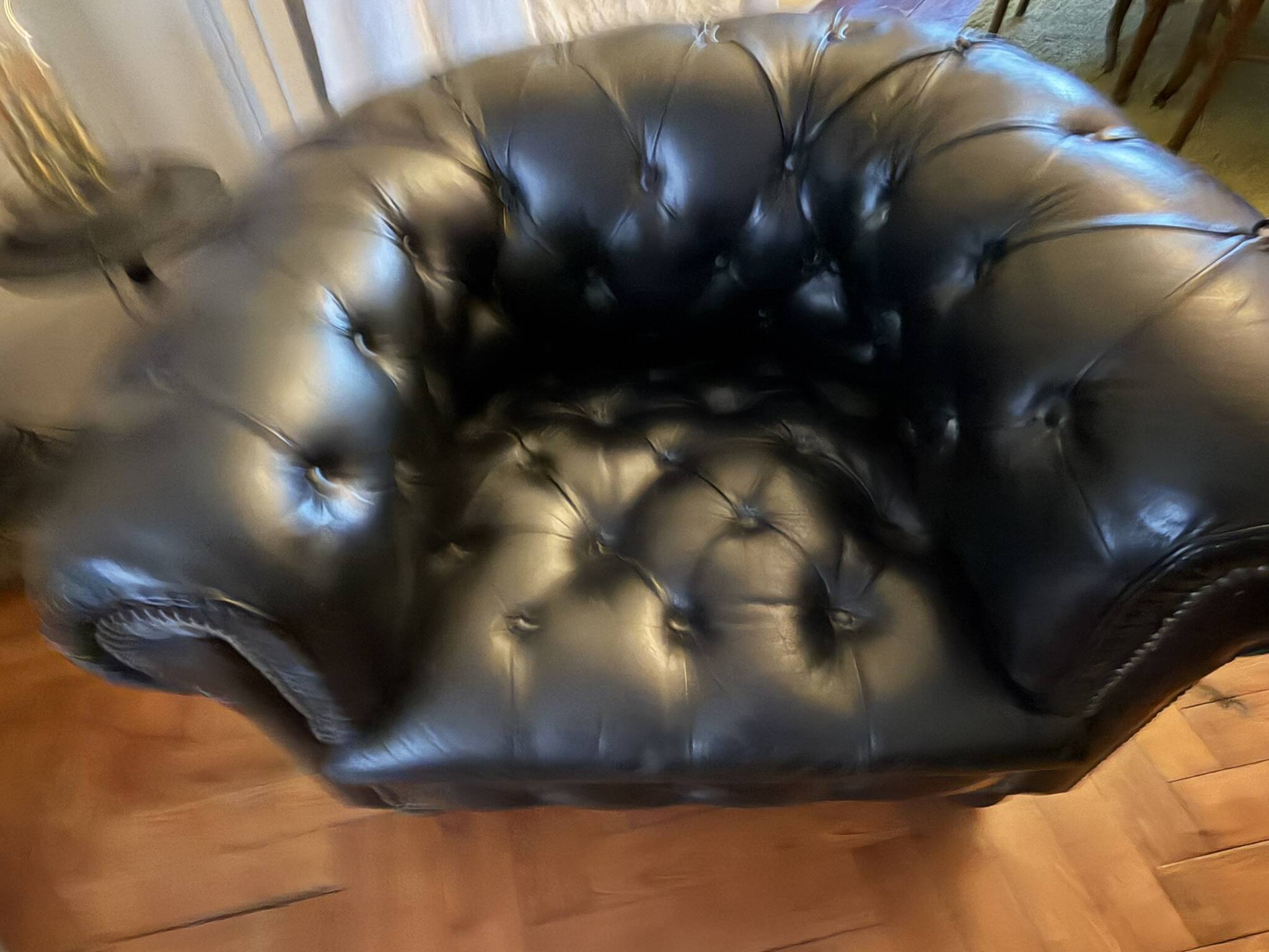 Canapé Chesterfield cuir noir + paire de fauteuils