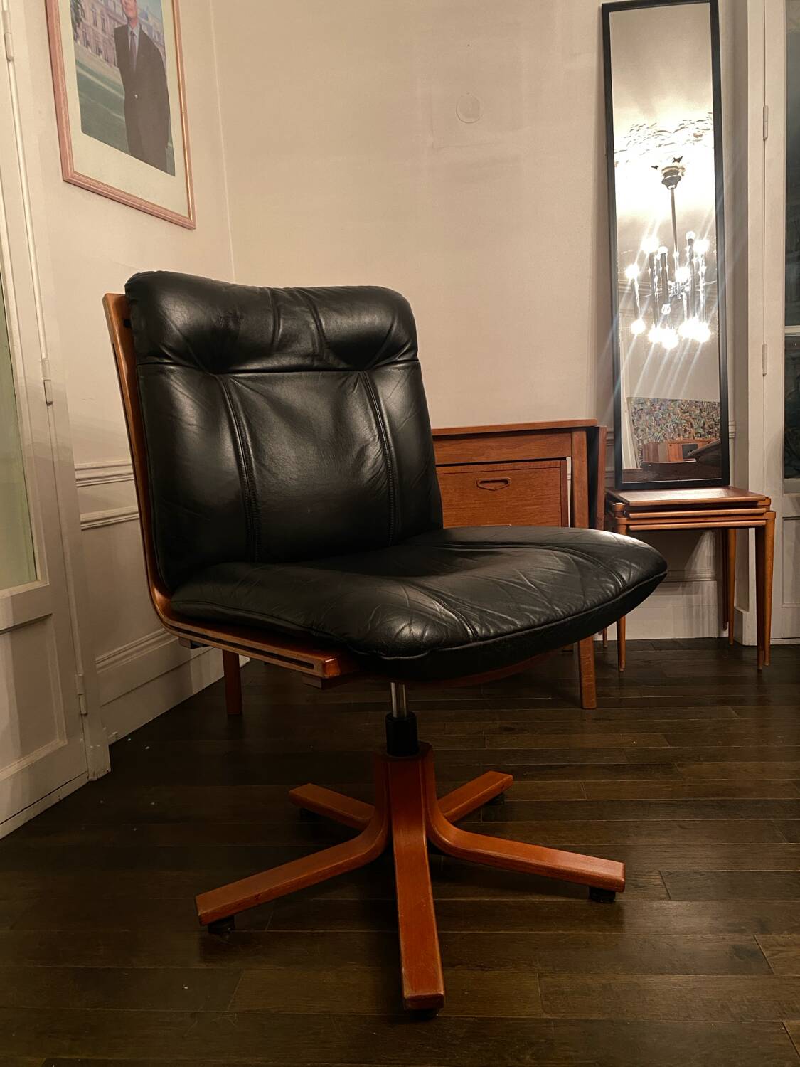 Vintage design office chair - Swivel lobby chair in black leather